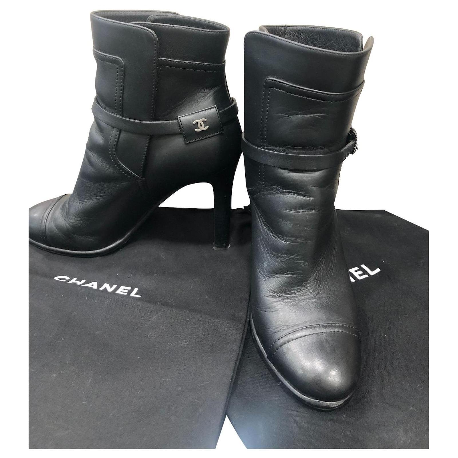 Chanel Short boots Black Leather ref.796000 - Joli Closet