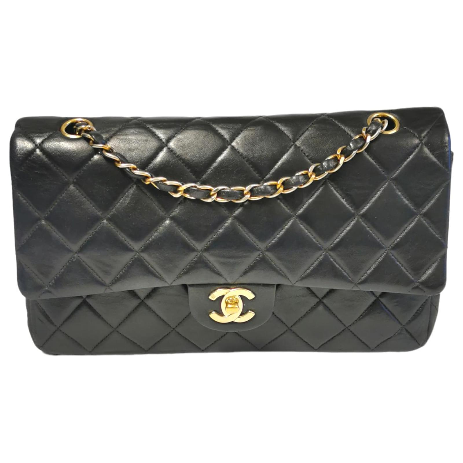 Timeless Chanel Classic gefütterte Klappe Medium Black Lambskin Gold  Schwarz Leder ref.796578 - Joli Closet