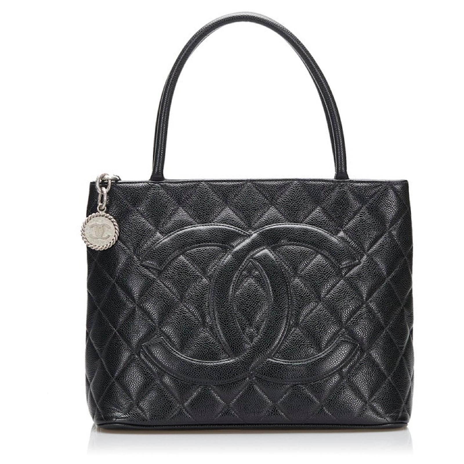 Chanel Medaillon Black Leather ref.799693 - Joli Closet