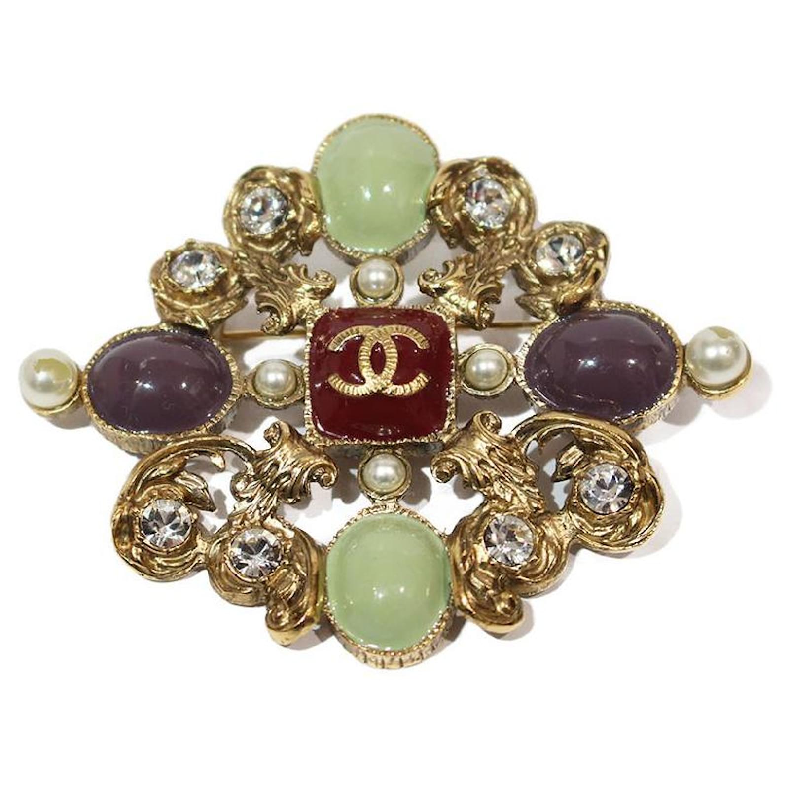 Broche Chanel Nacré main image 0