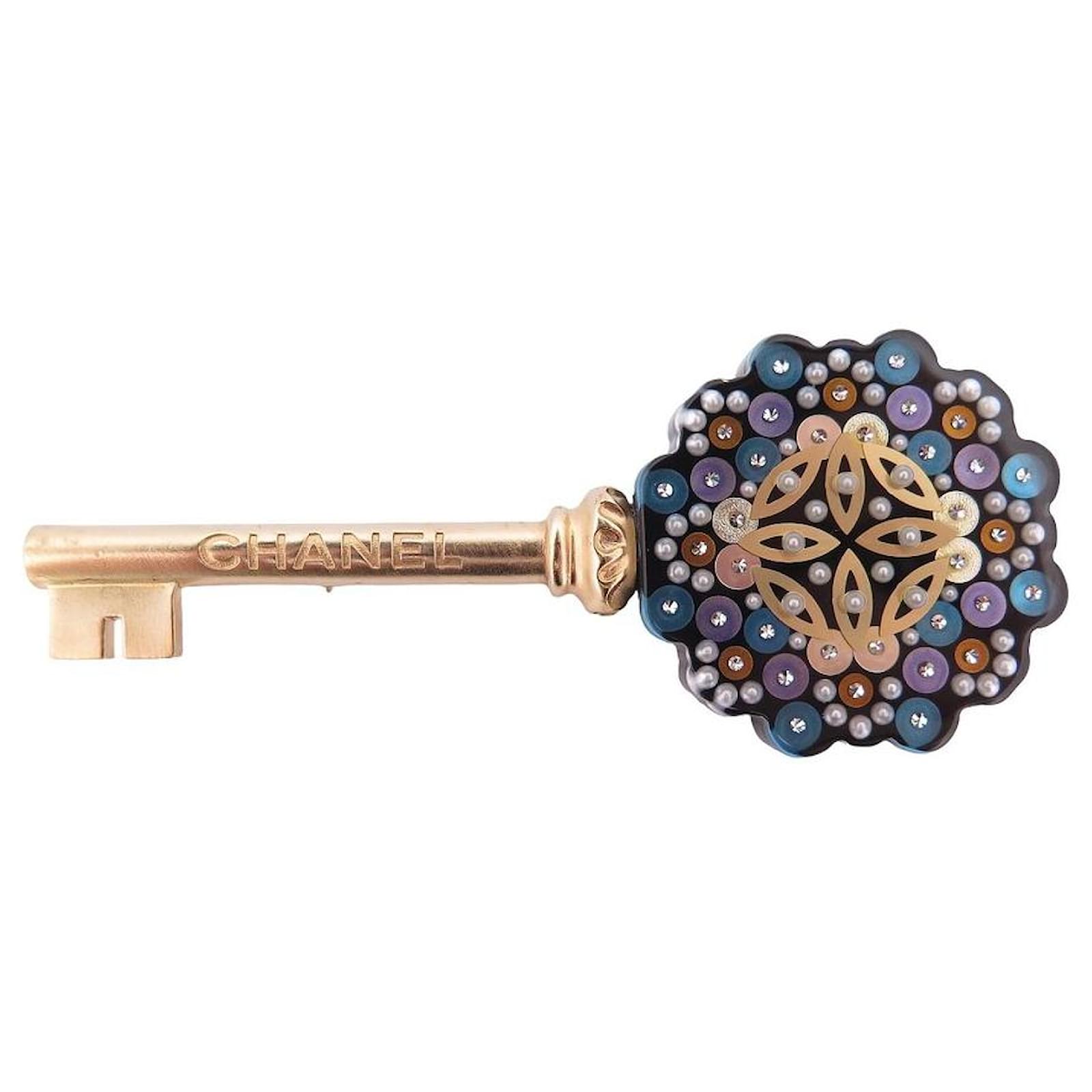 Other jewelry NEW CHANEL KEY A BROOCH89449 2017 GOLD METAL AND RESIN GOLDEN  BROOCH NEW ref.802009 - Joli Closet