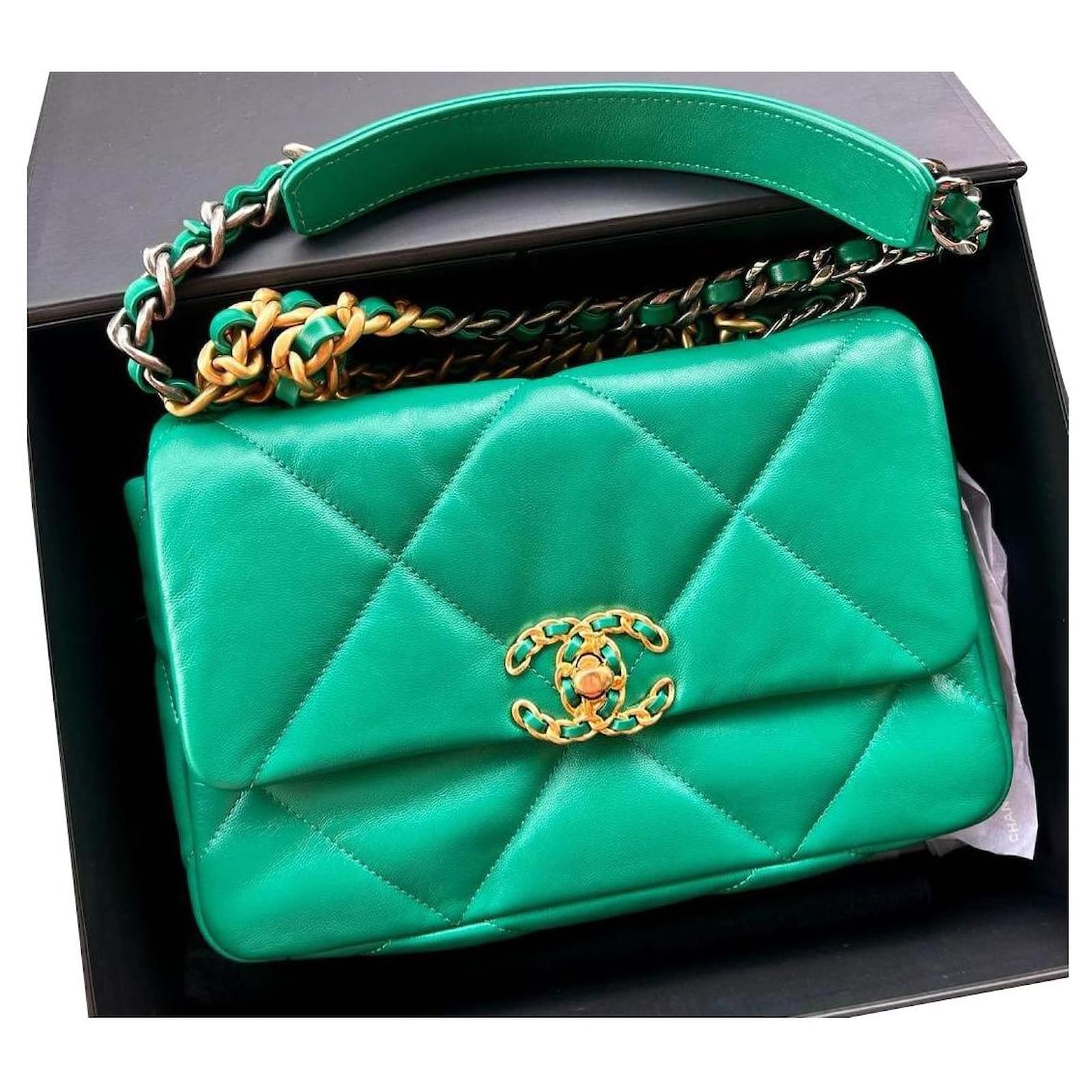 Chanel 19 Small in Green GHW Leather ref.807928 - Joli Closet