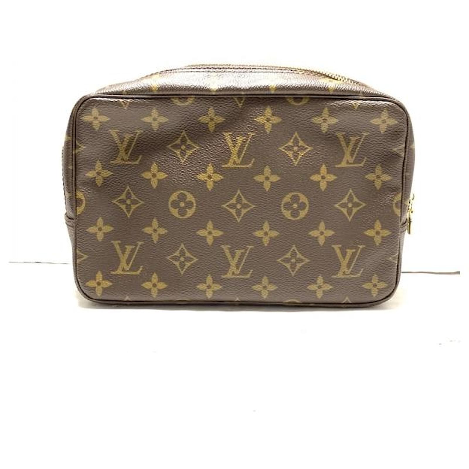 Louis Vuitton Trousse 23 Dk3181