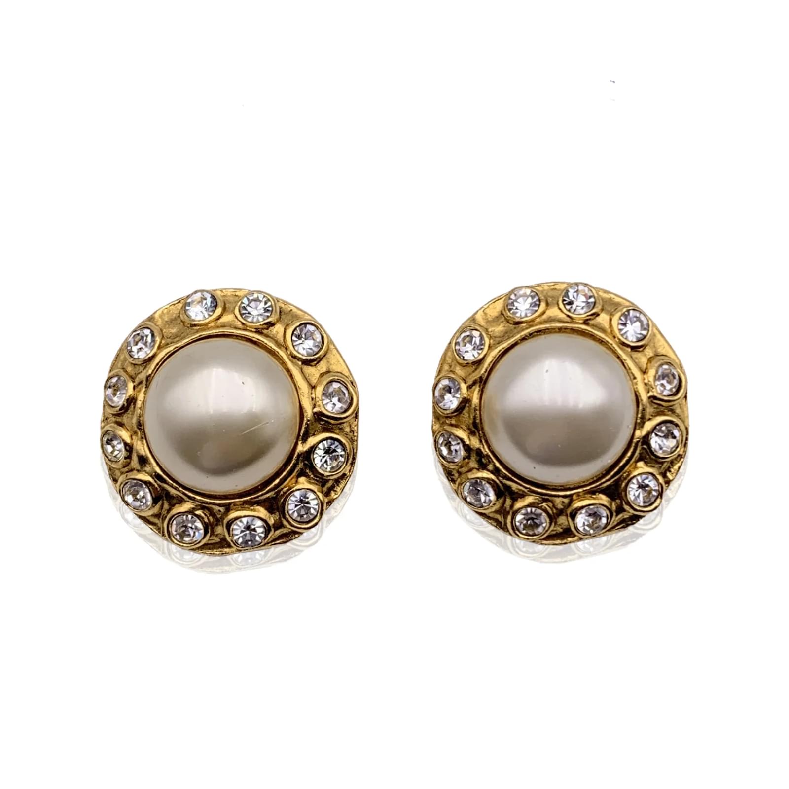 Chanel Vintage Gold Metal Faux Pearls Rhinestones Clip On Earrings Golden  ref.815580 - Joli Closet