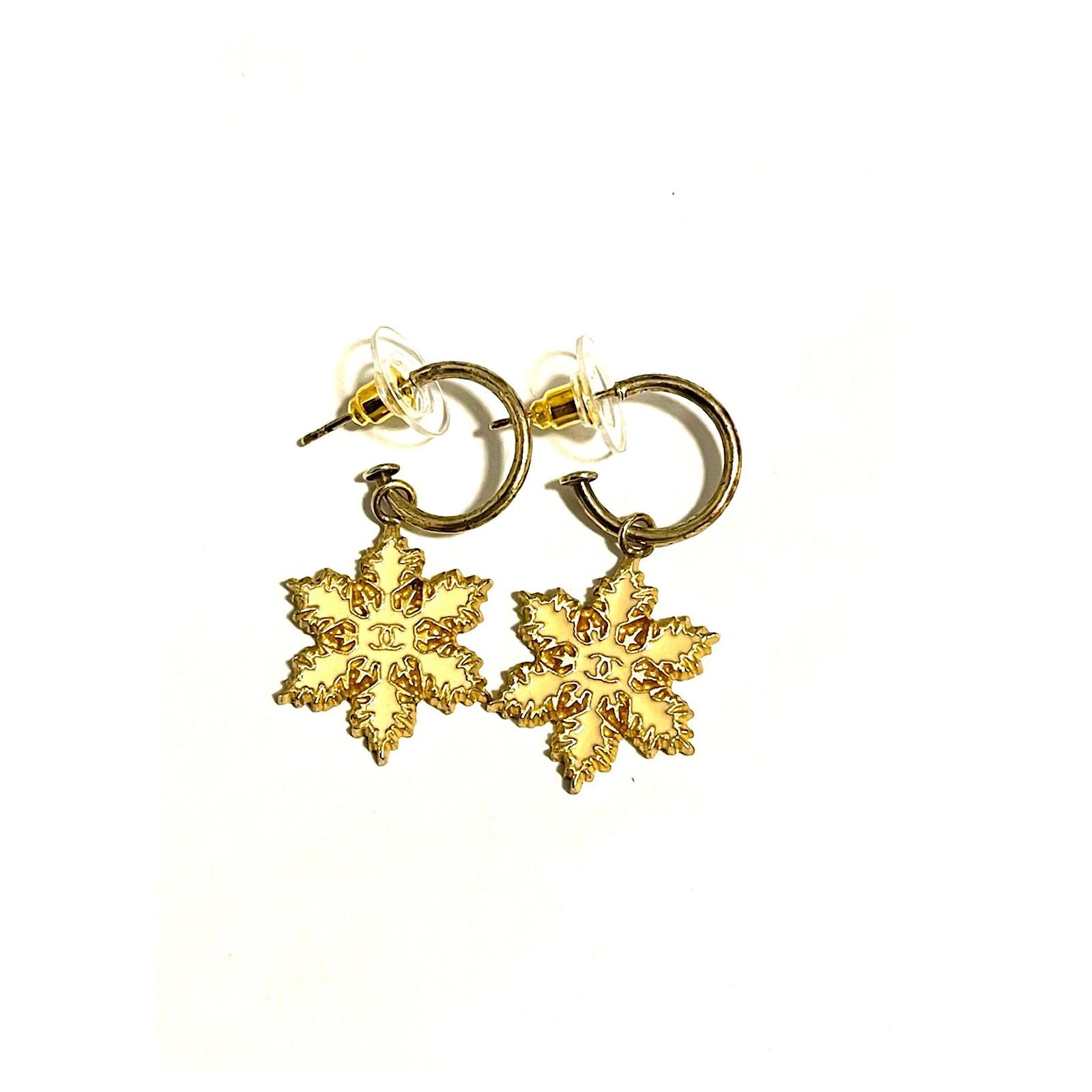 Chanel Snowflake earrings Golden Metal ref.819463 - Joli Closet