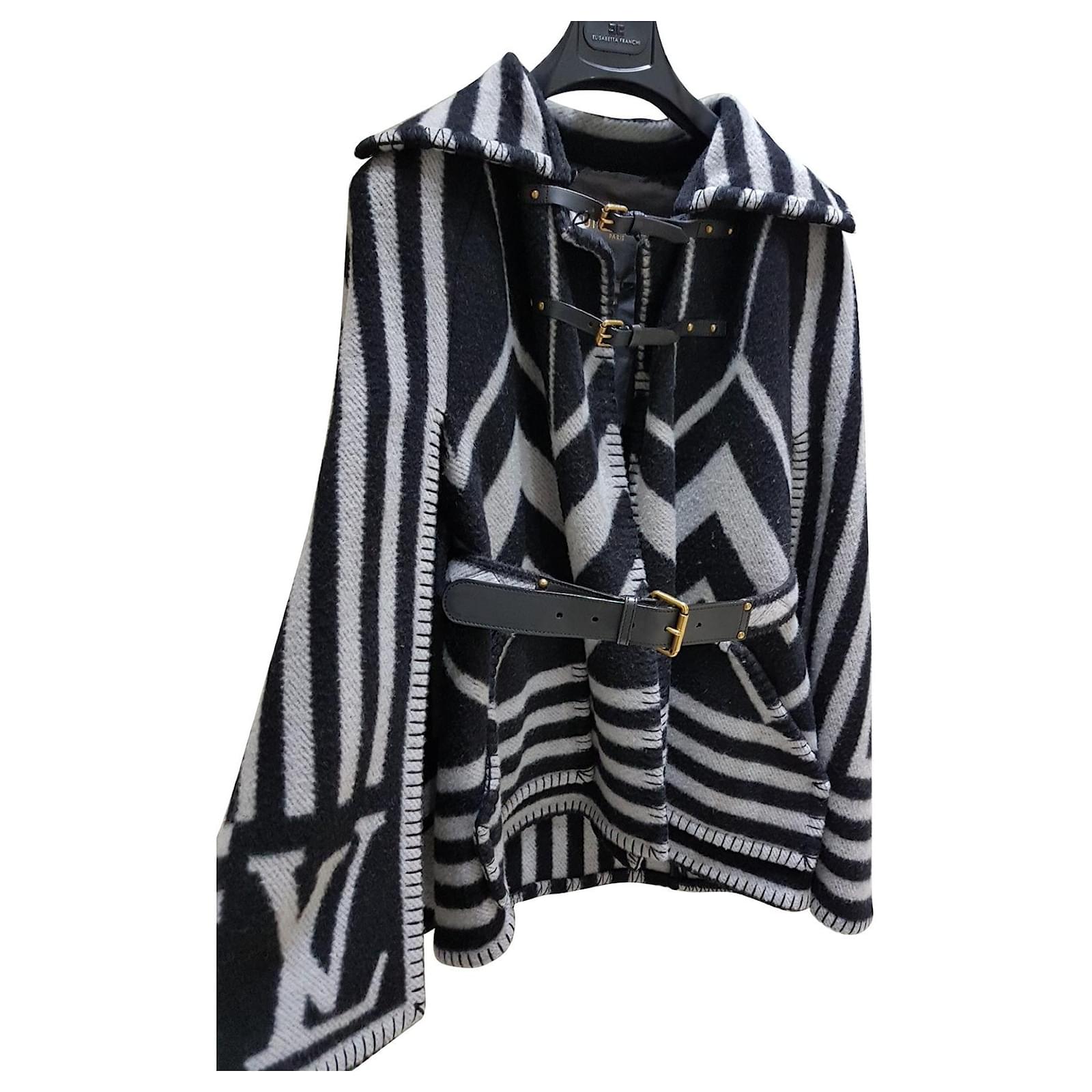 Louis Vuitton Manteau cape Laine Gris ref.824900 - Joli Closet