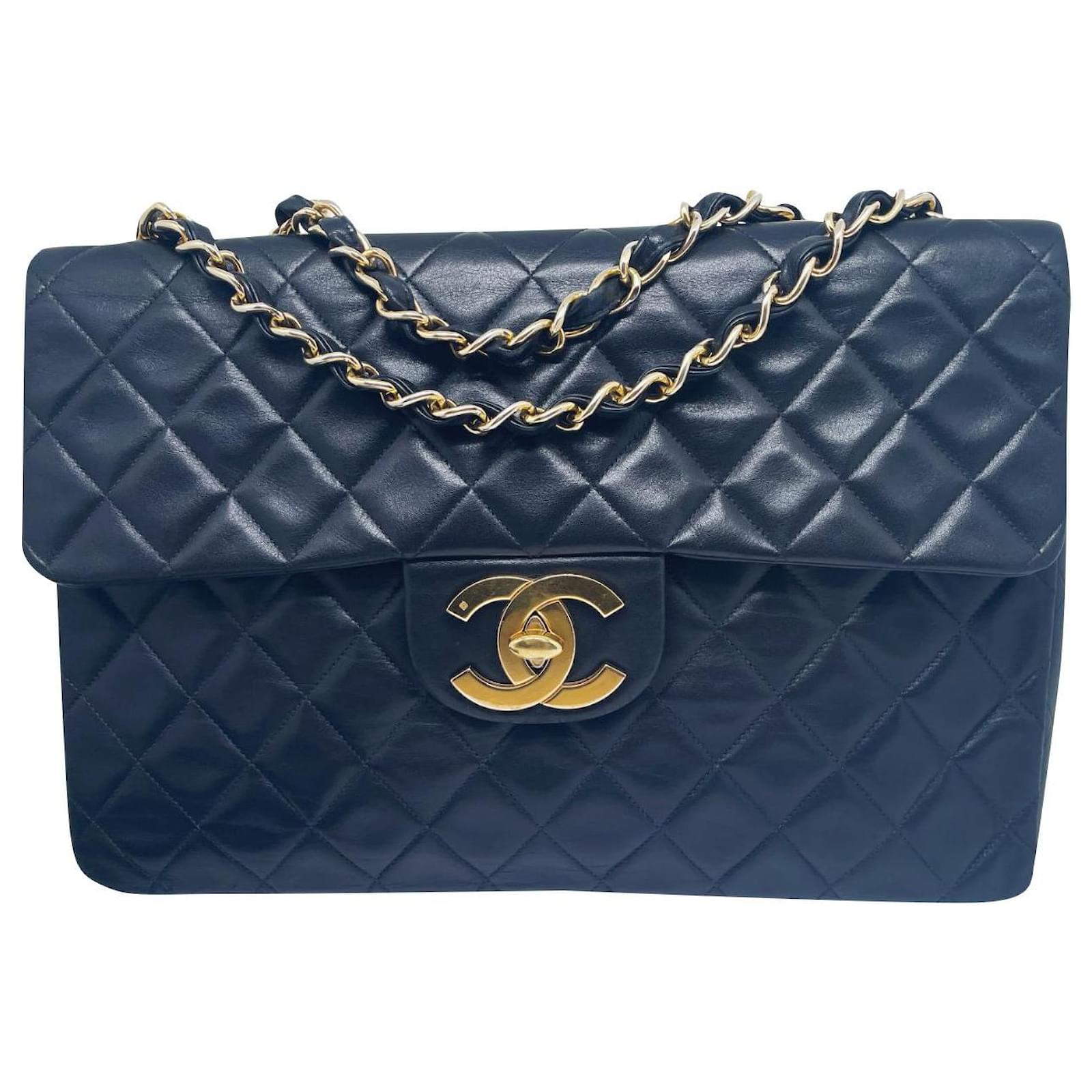 Timeless Chanel Maxi Classic bag in black lambskin ref.828156 - Joli Closet