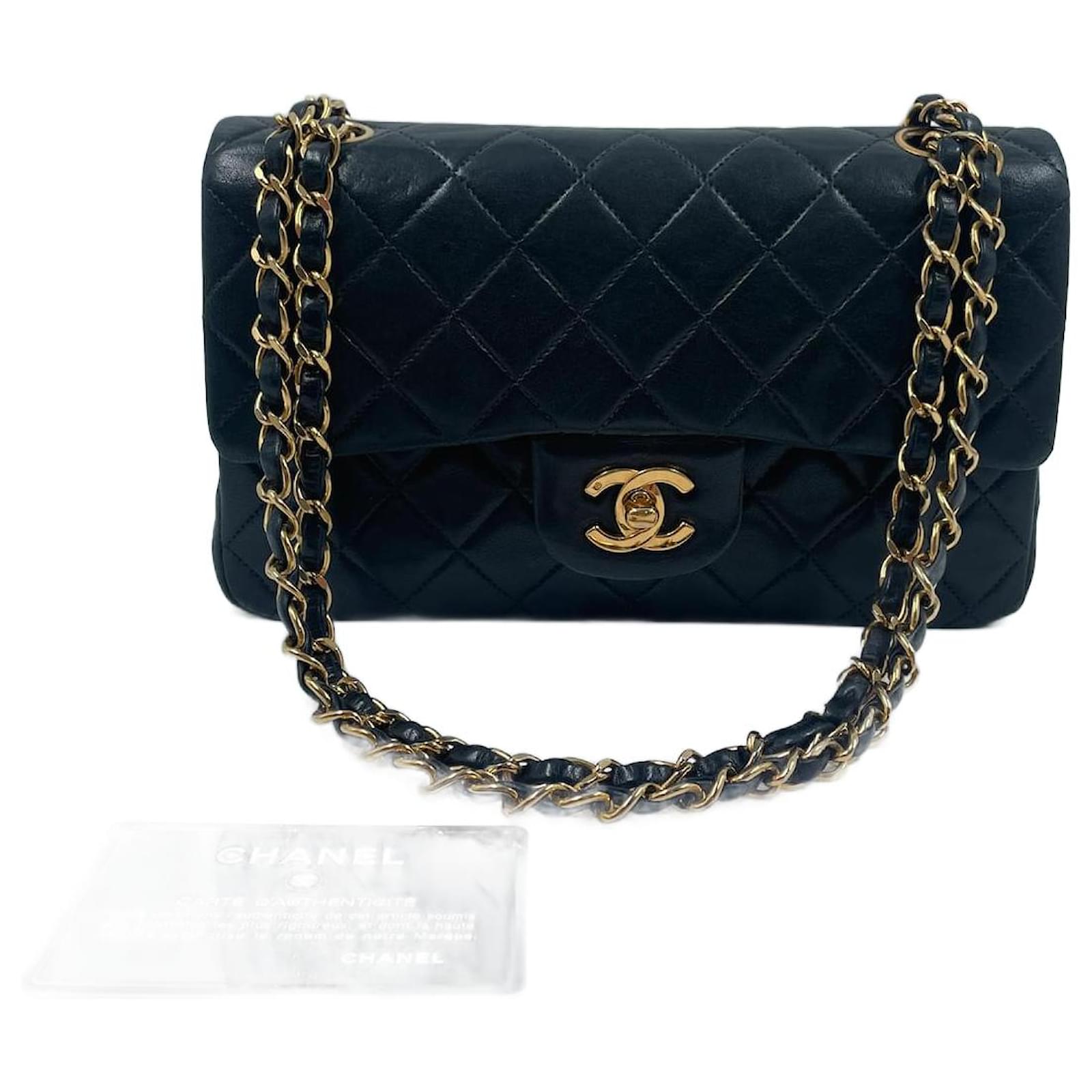 Bolso pequeño estilo Chanel con solapa