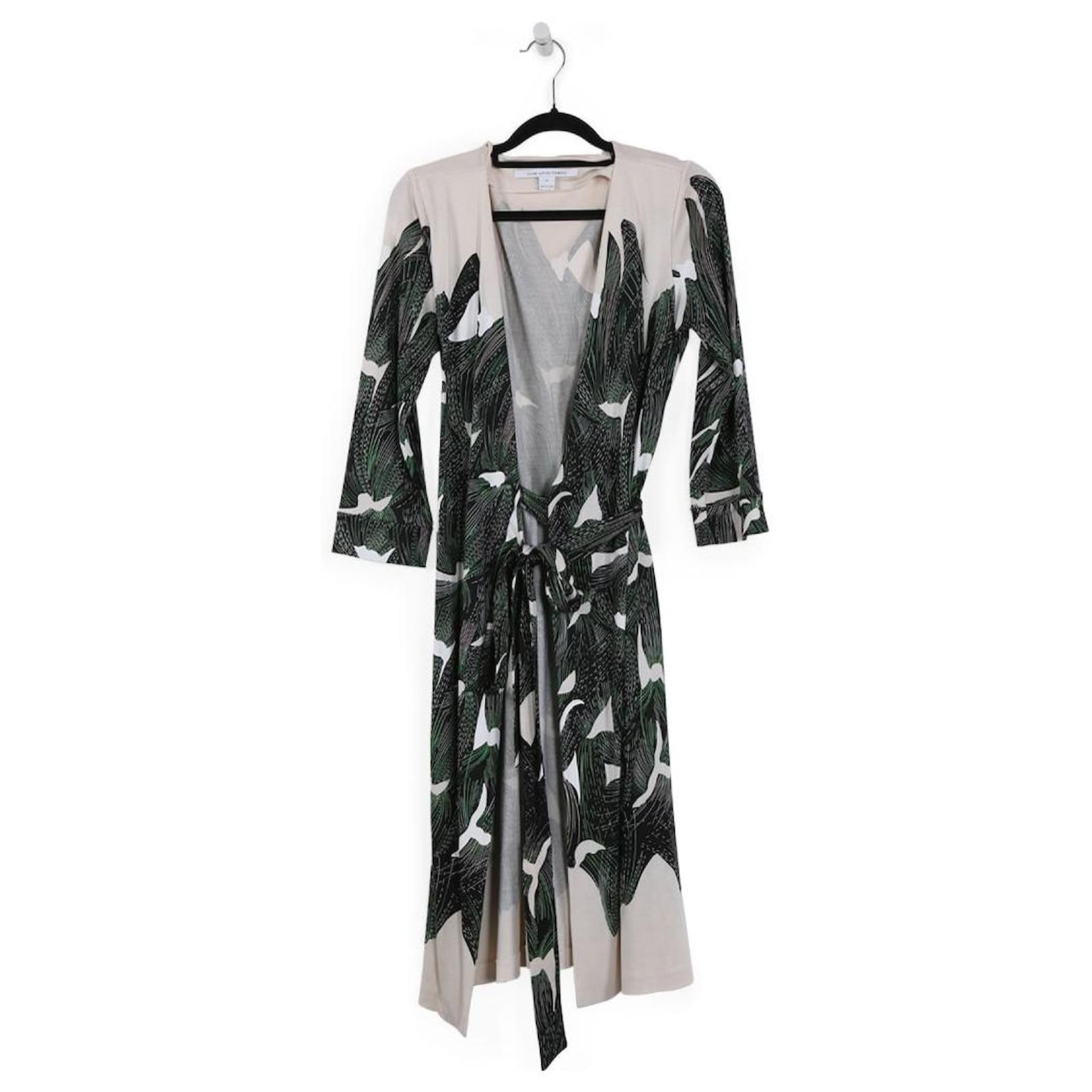 https://cdn1.jolicloset.com/imgr/full/2023/04/839704-1/multiple-colors-diane-von-furstenberg-greenbeigeblack-silk-three-quarter-sleeve-wrap-around-dress.jpg