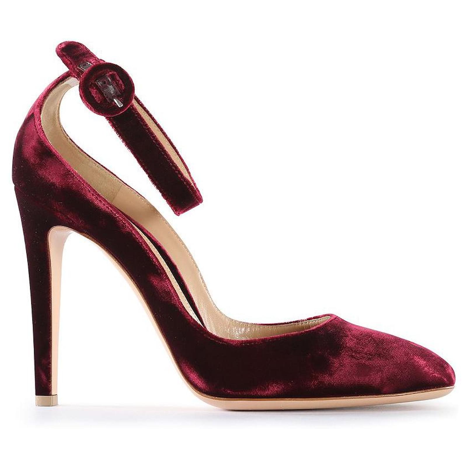 Gianvito Rossi Pumps aus bordeauxfarbenem Samt mit Knöchelriemchen