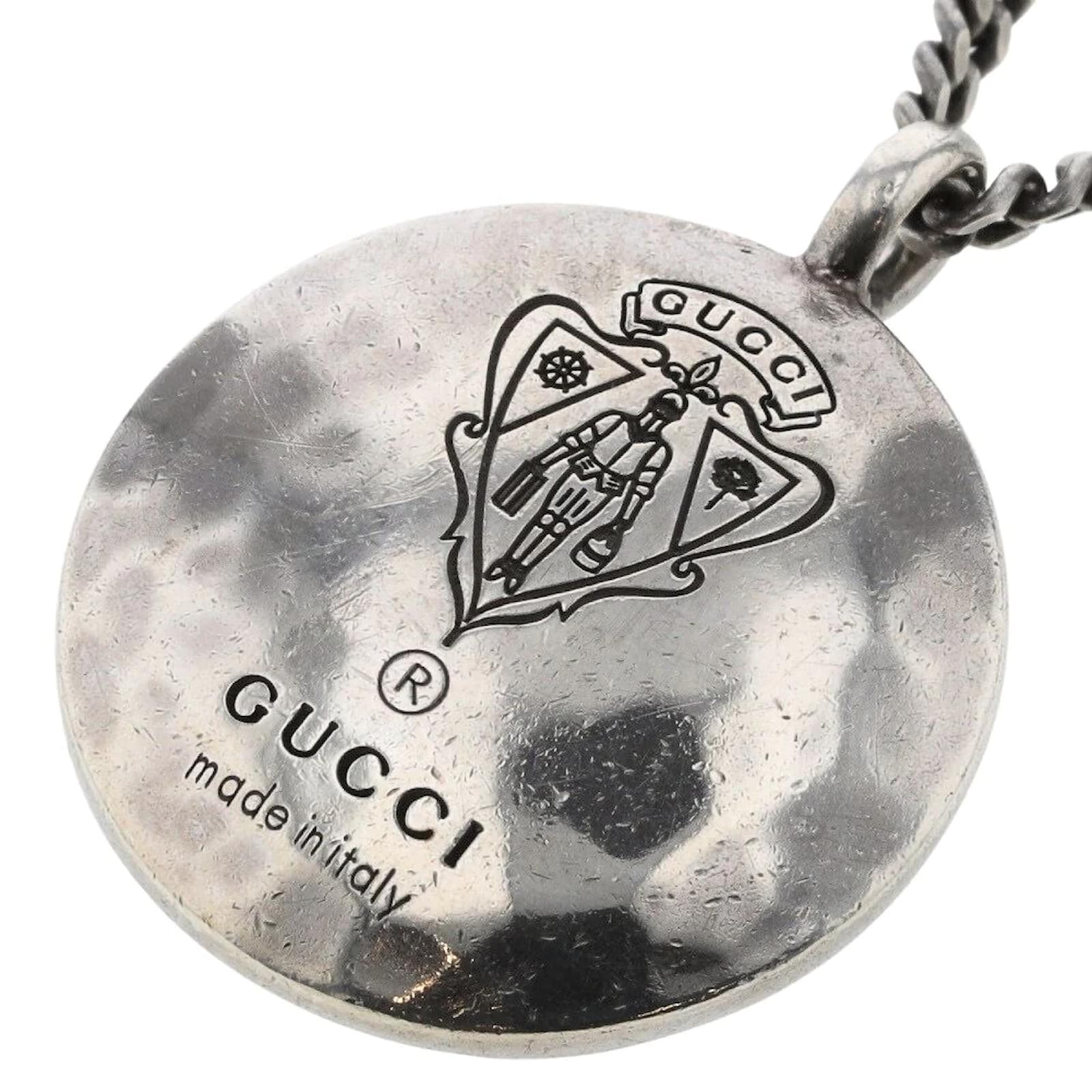Gucci Round Crest Pendant Necklace Silvery Silver Metal ref.850163 - Joli  Closet