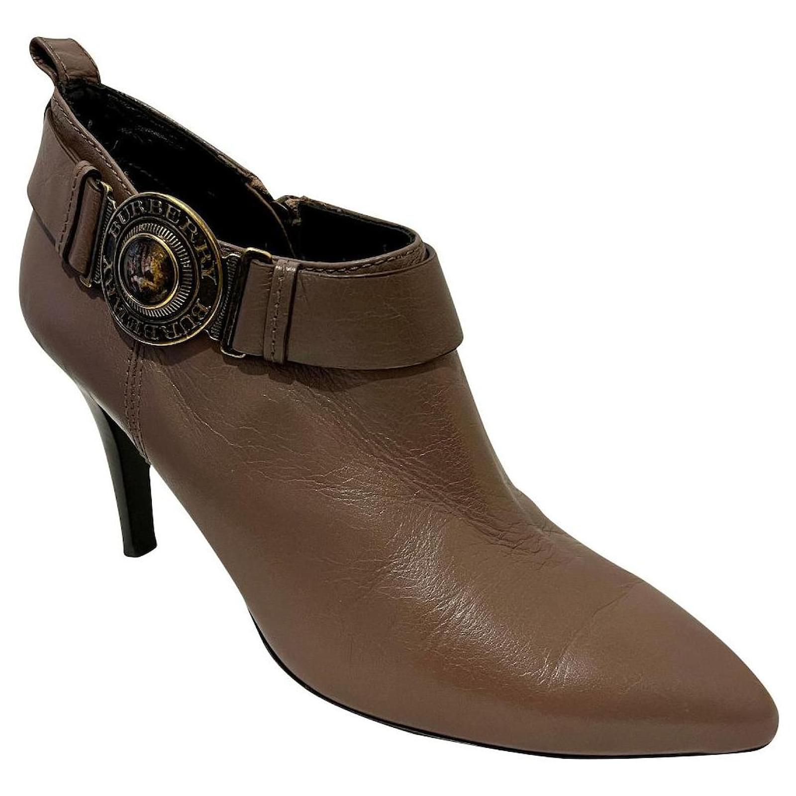 9.5 women's shoe in men's