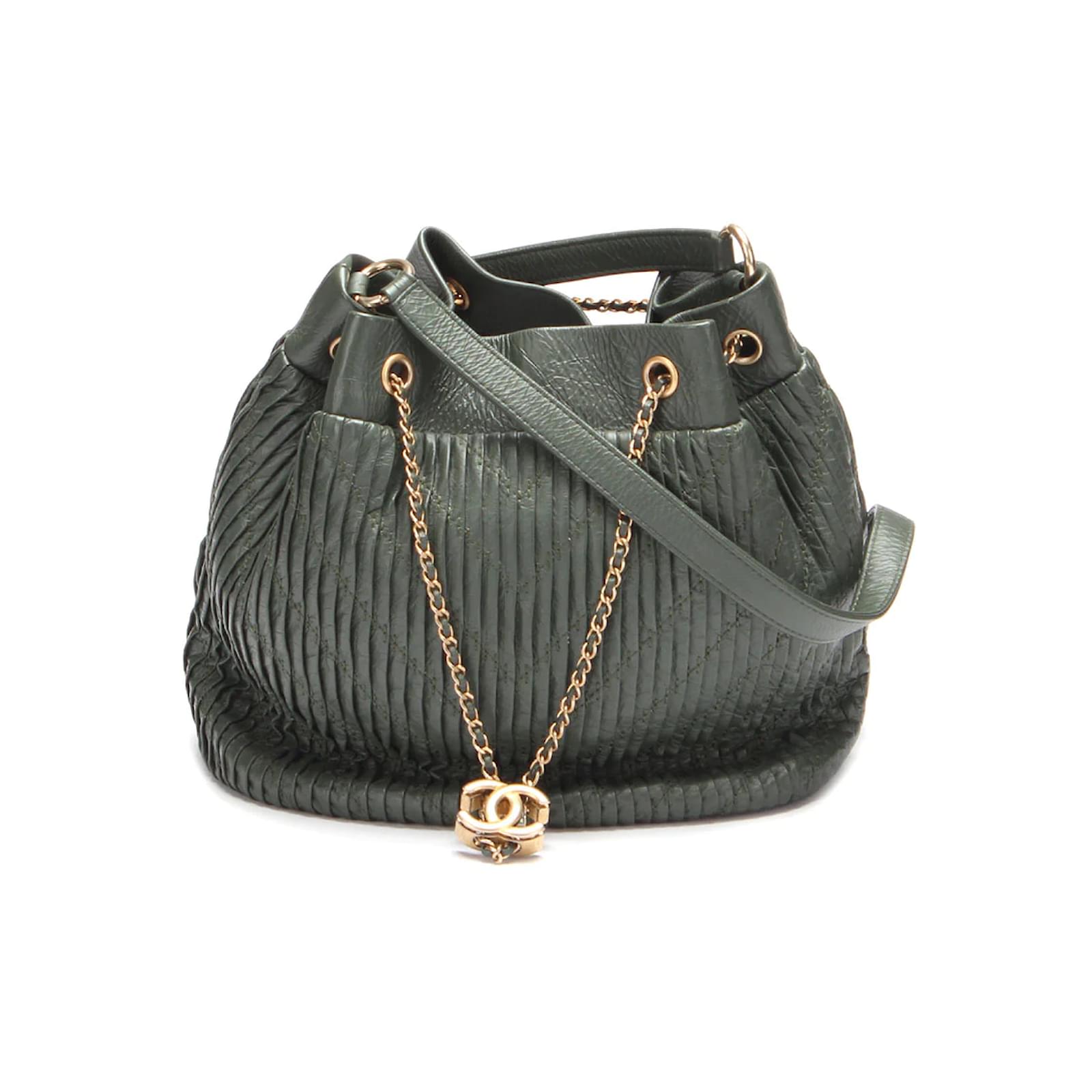 Chanel Chevron Leather Bucket Bag Green Lambskin ref.854056 - Joli Closet