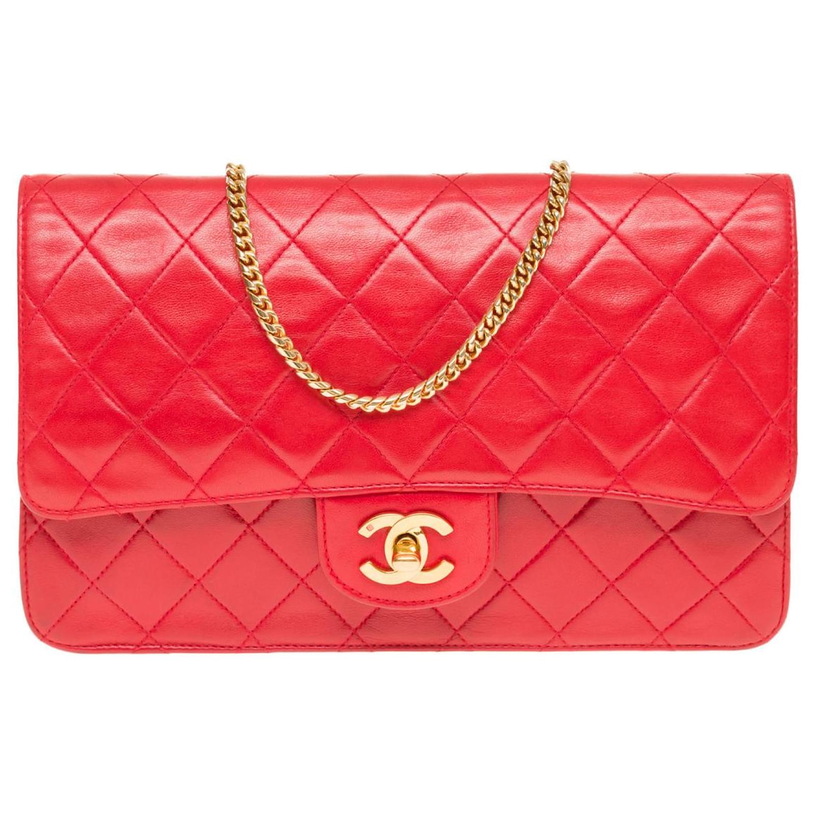 Timeless CHANEL CLASSIC FLAP BAG CROSSBODY BAG IN RED QUILTED