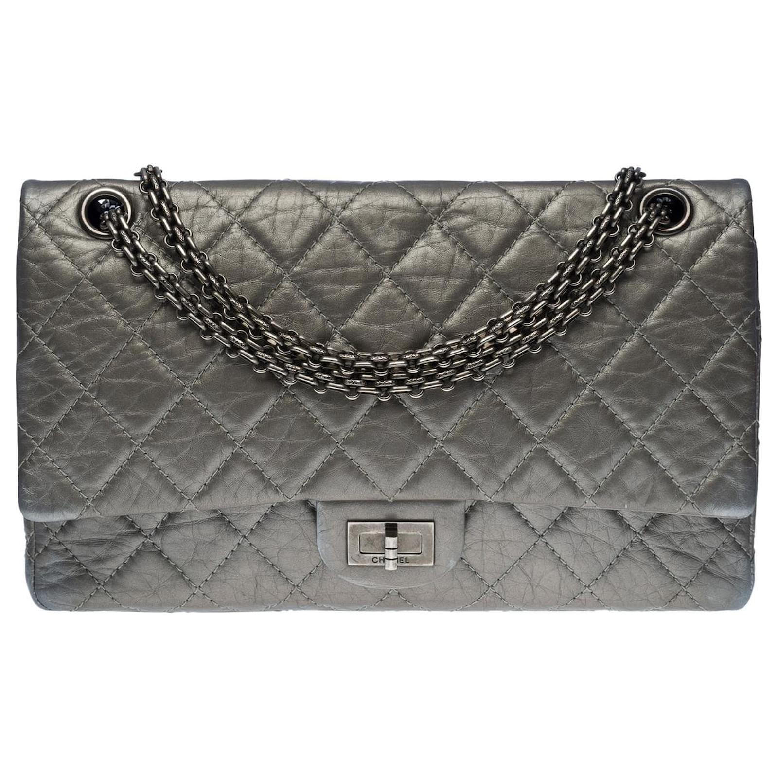 Totes Chanel Chanel Shoulder Sling Bag 2.55 Lined Flap in Metallic Silver Leather - 100656