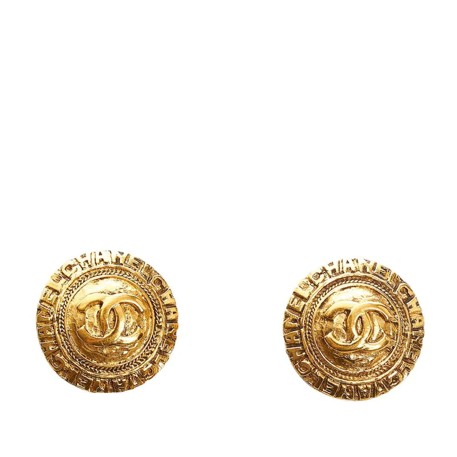 Chanel CC Logo Clip On Earrings Golden Metal ref.859117 - Joli Closet
