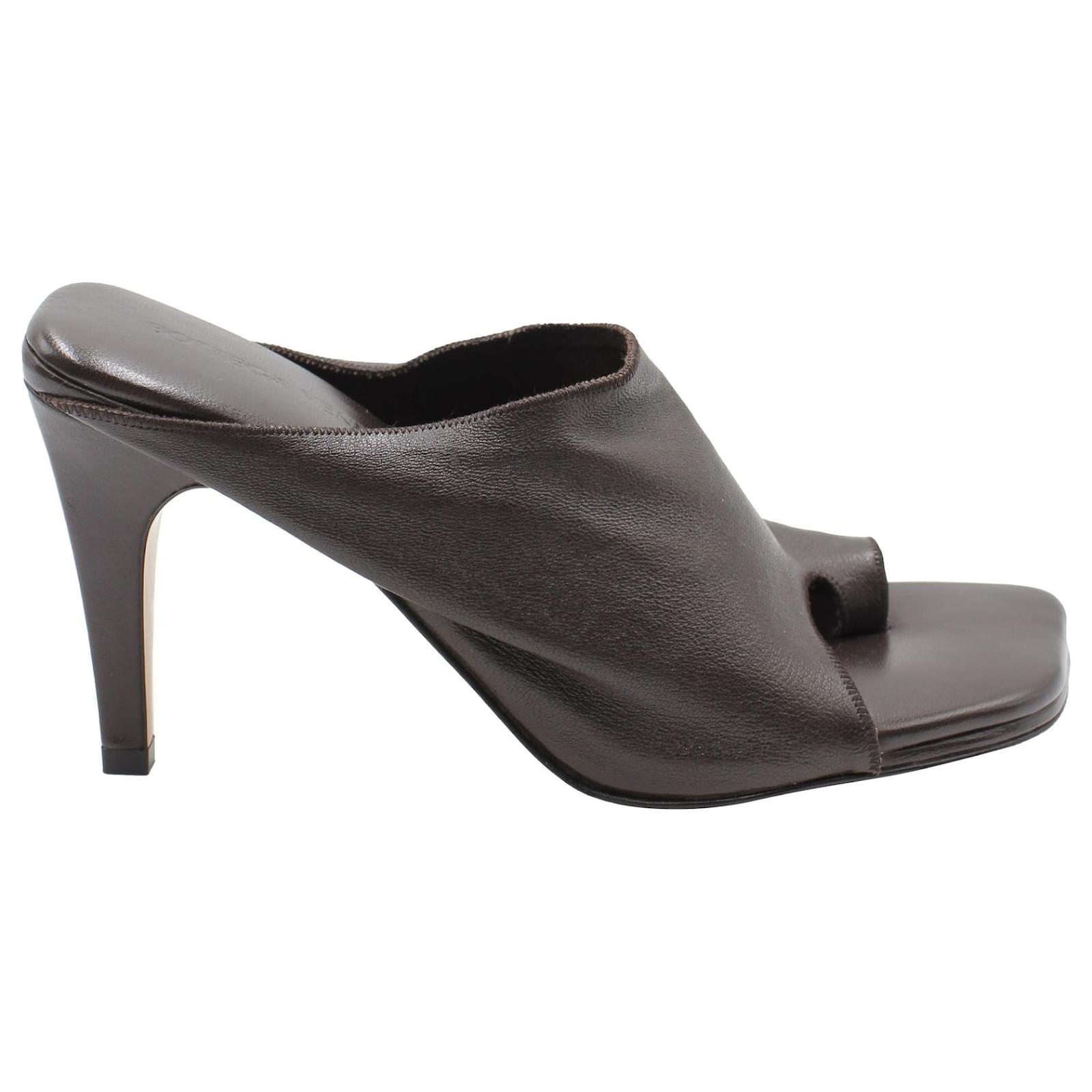 Toe loop mule outlet heel