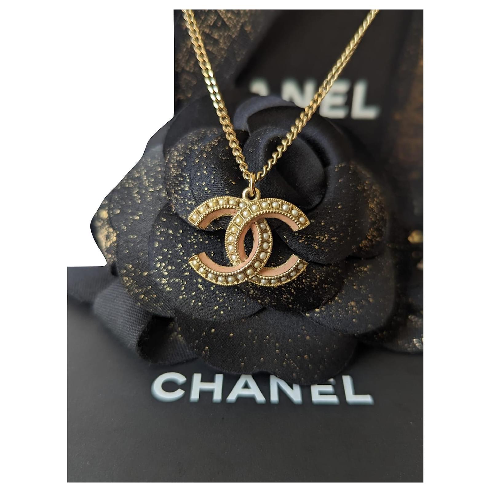 Le collier logo CC et cristaux Chanel  Edito Vintage   Simons