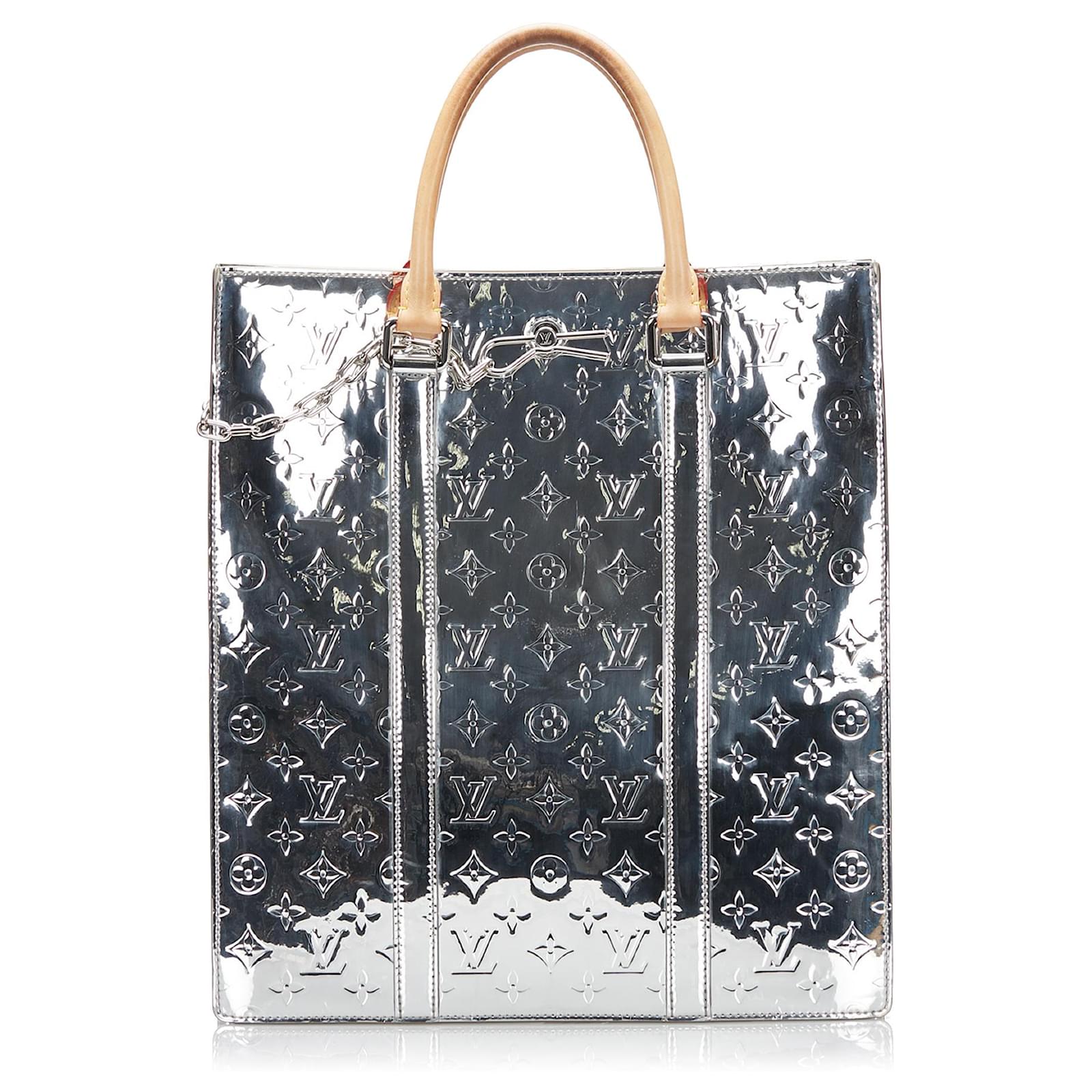 Louis Vuitton Silver Monogram Mirror Sac Plat Silvery Plastic ref.889754 -  Joli Closet