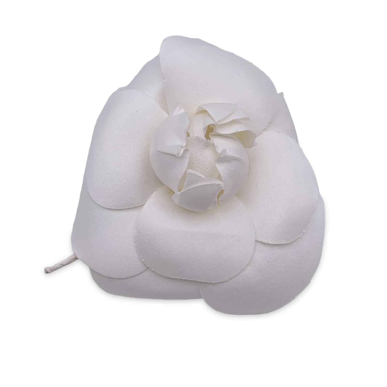 Chanel Vintage White Fabric Flower Camellia Camelia Pin Brooch Cloth  ref.896772 - Joli Closet