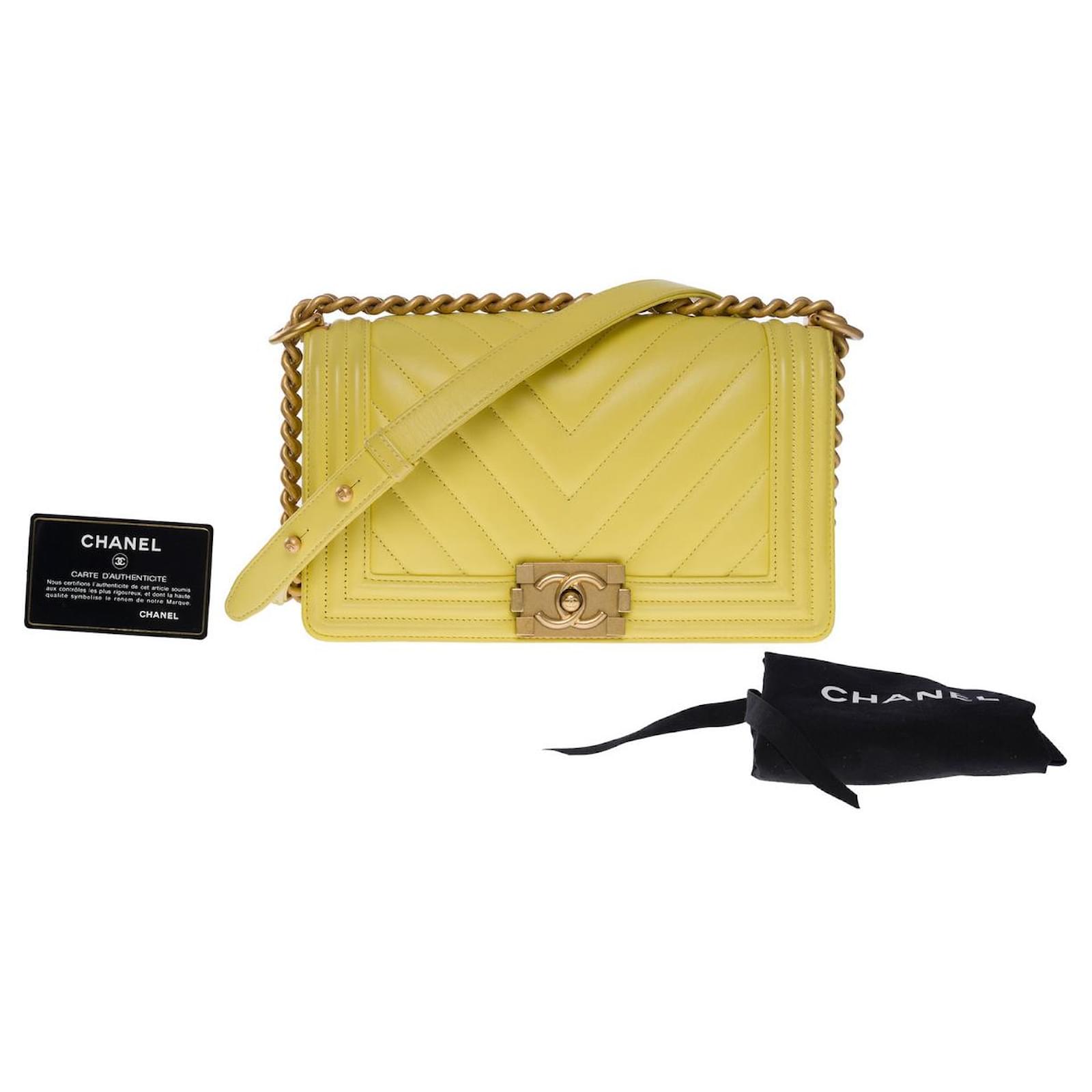 Chanel medium herringbone boy shoulder bag in yellow leather 101201  ref.897839 - Joli Closet