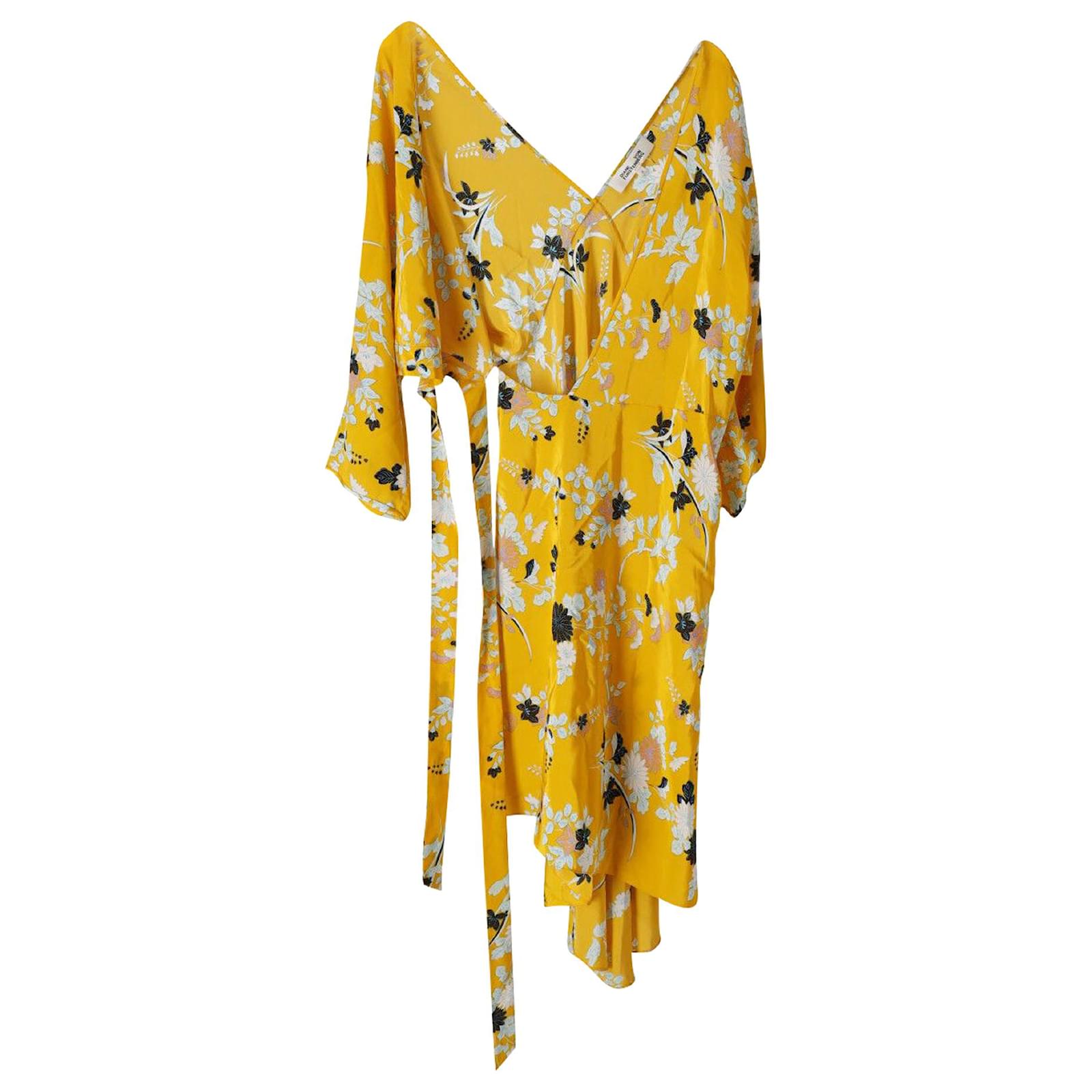 Diane Von Furstenberg Floral Print Wrap Dress in Yellow Silk ref.900265 - Joli Closet Diane Von Furstenberg Floral Print Wrap Dress in Yellow Silk ref.900265 - Joli Closet