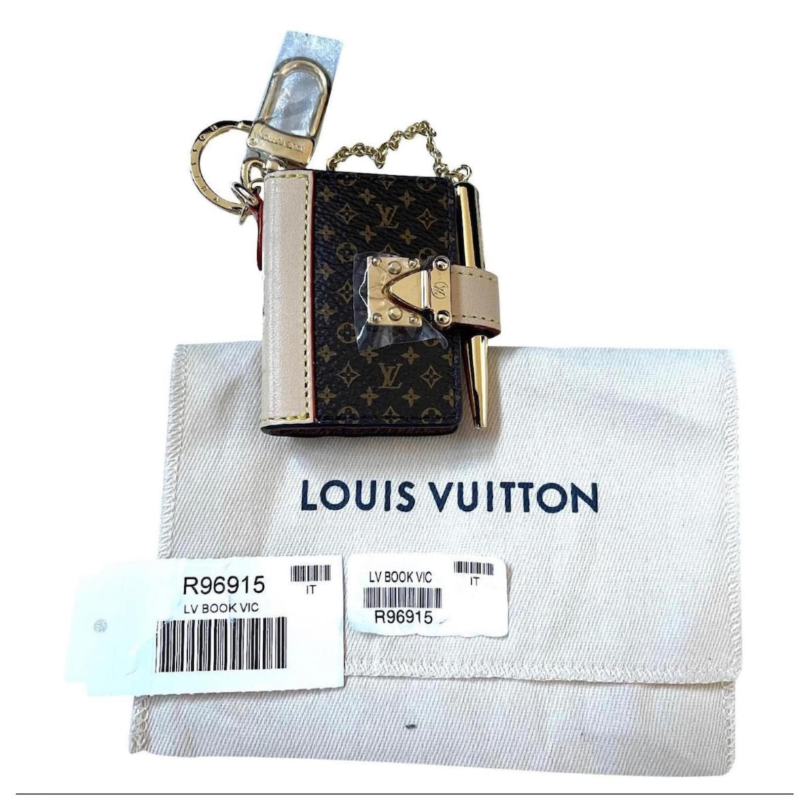Schlüsselanhänger lv Buch Schlüsselanhänger Tagebuch Louis Vuitton  Hellbraun Beige Leder ref.901507 - Joli Closet