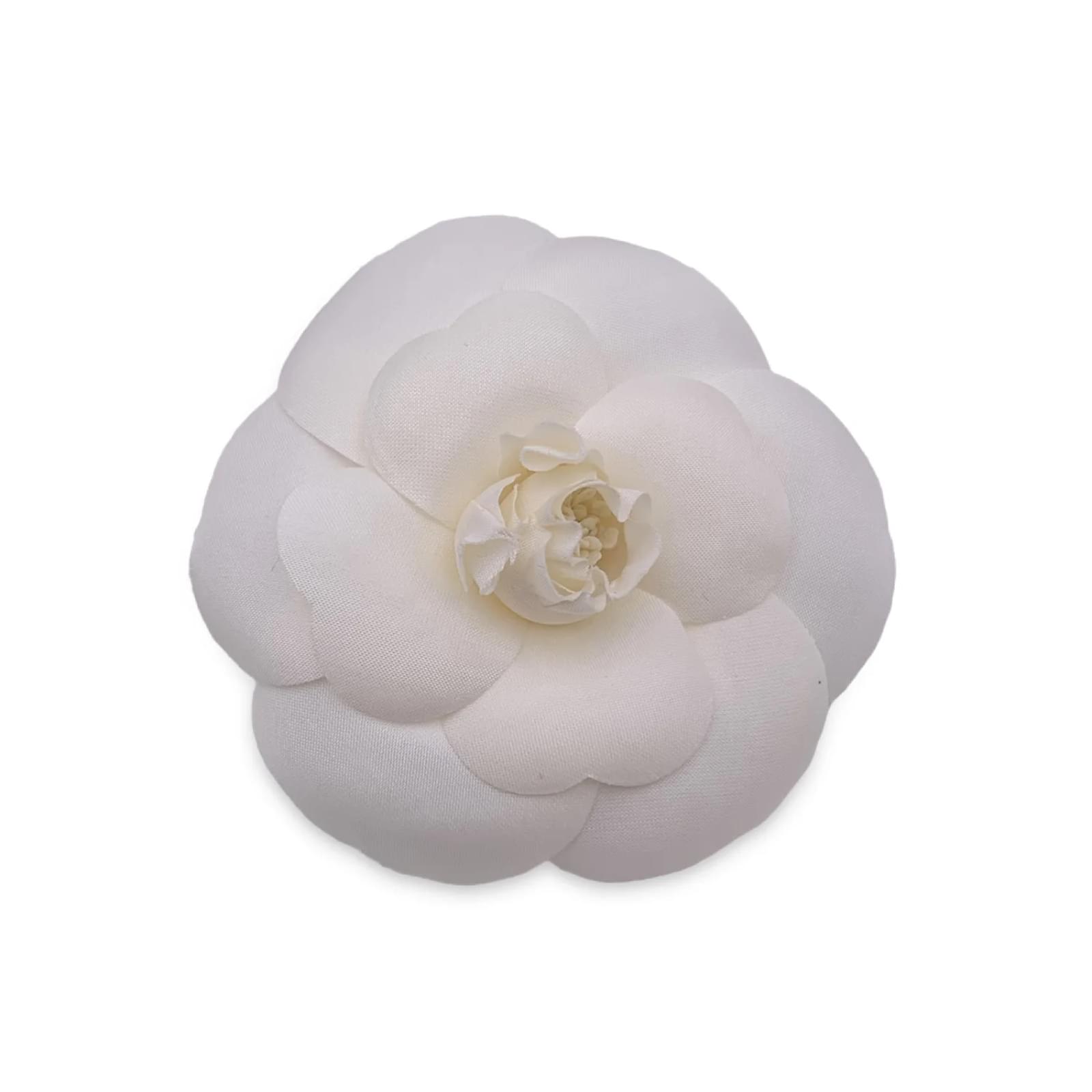 Chanel Vintage White Camellia Camelia Pin Flower Medium Brooch Cloth  ref.904289 - Joli Closet