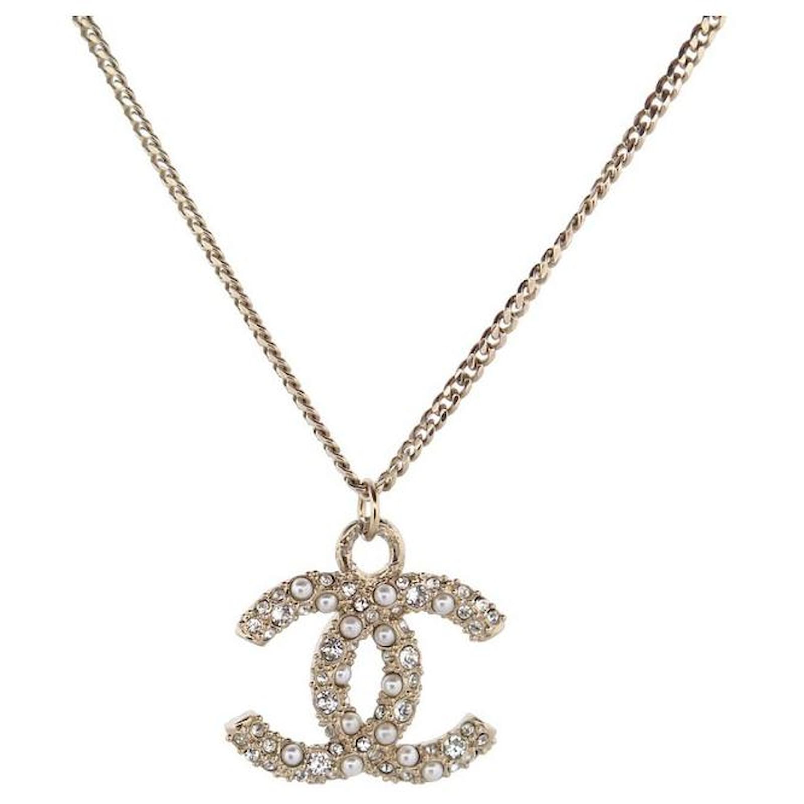 NEW CHANEL PENDANT NECKLACE LOGO CC IN PEARLS & GOLD METAL NECKLACE