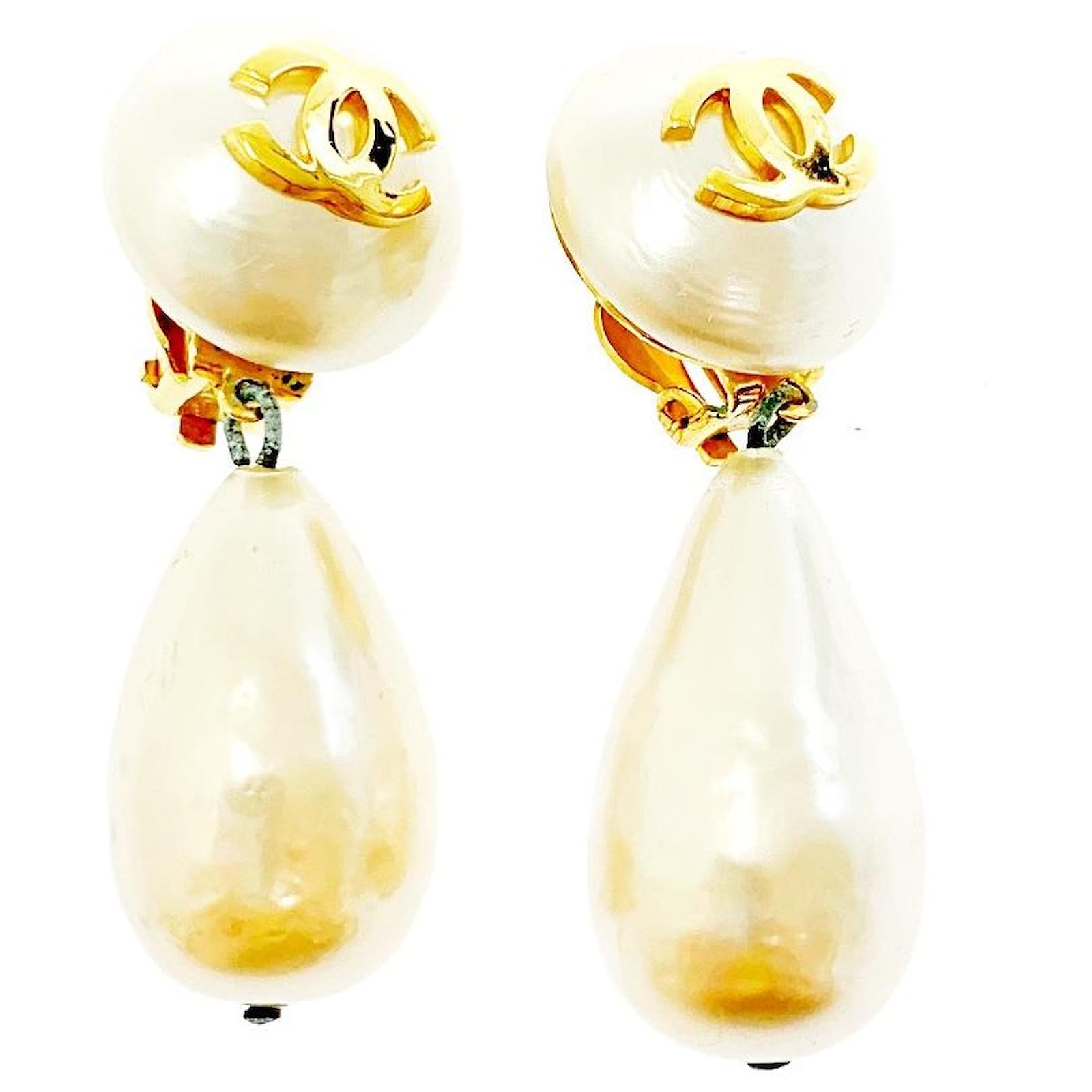 Chanel Cocomark Teardrop Pearl Earrings White Gold hardware Gold-plated  ref.911054 - Joli Closet