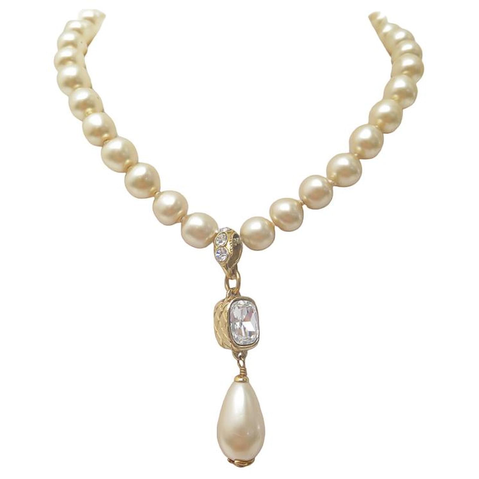 VINTAGE CHANEL NECKLACE WITH PEARLS & STRASS PENDANT 45 METAL PEARLS  NECKLACE Golden ref.920751 - Joli Closet