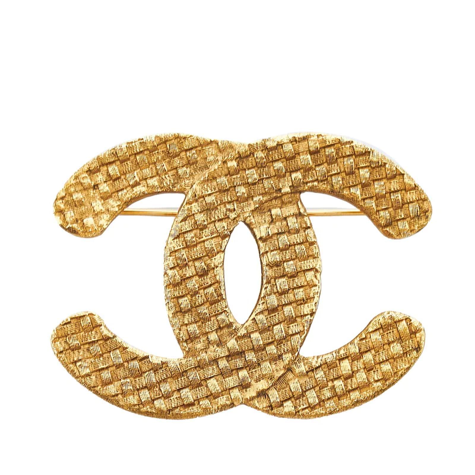 Chanel CC logo brooch Golden Metal ref.924959 - Joli Closet