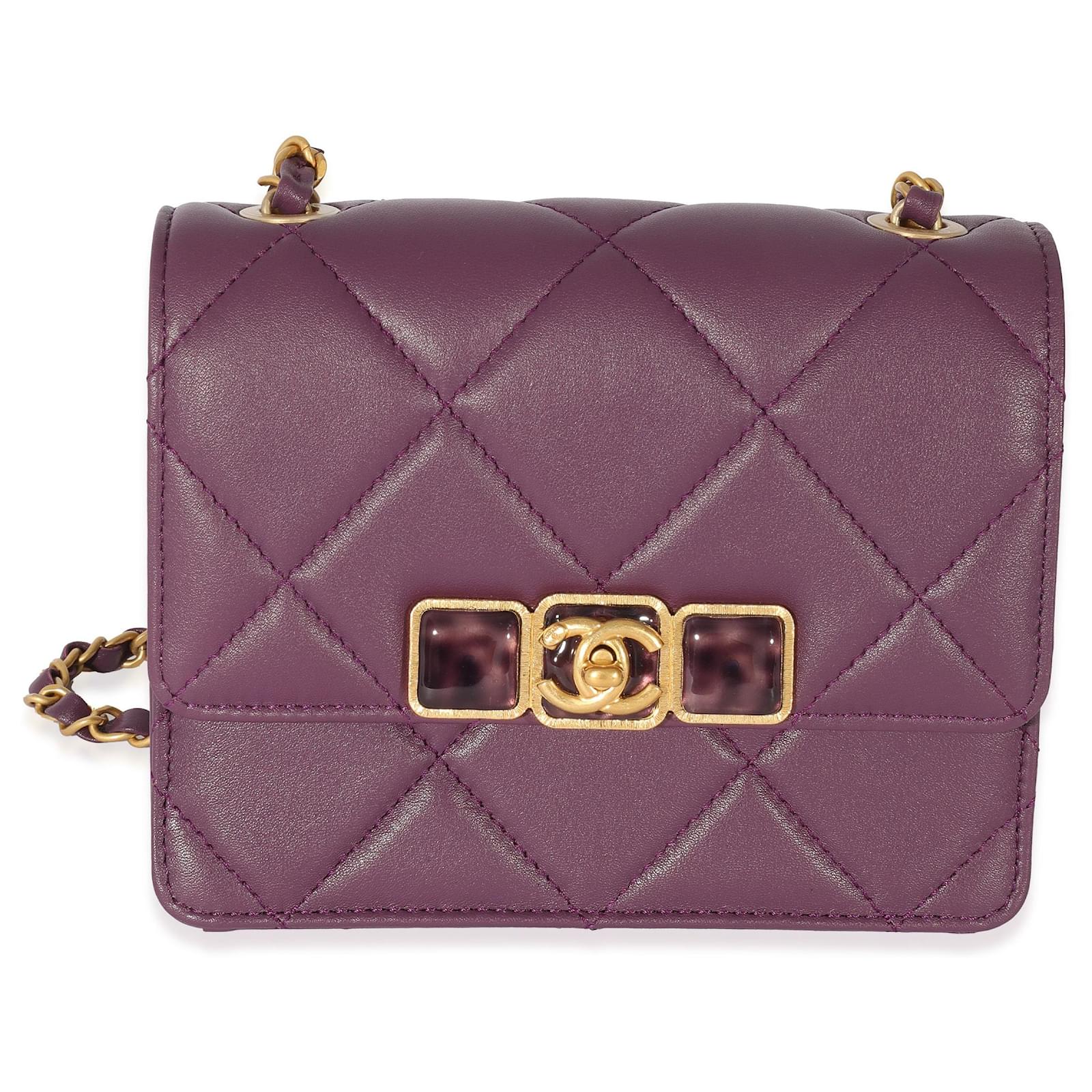 Timeless Chanel 22Eine lilafarbene Resin Flap Bag aus Matelasse