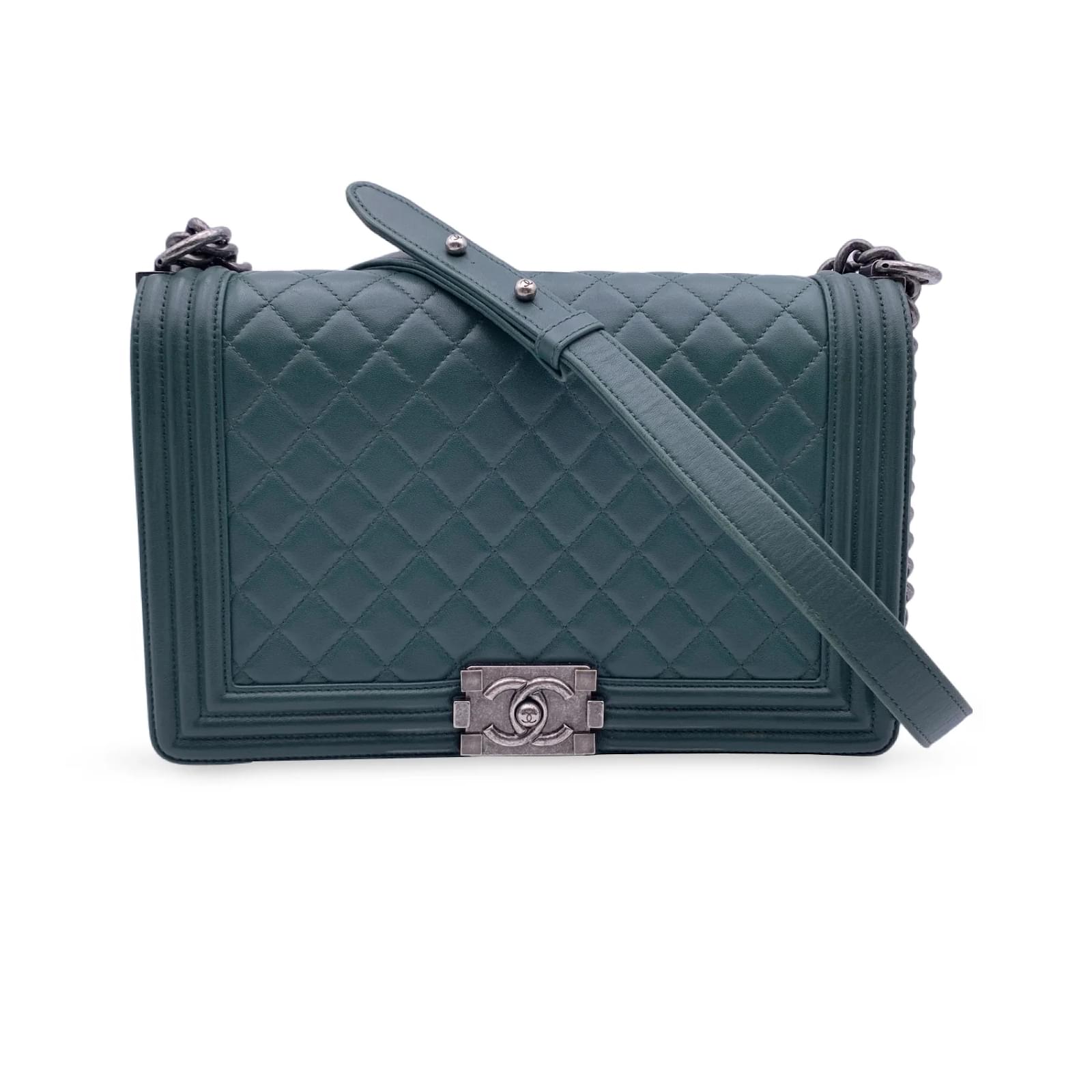 Chanel Grand sac à bandoulière Boy en cuir matelassé vert ref.926600 - Joli  Closet
