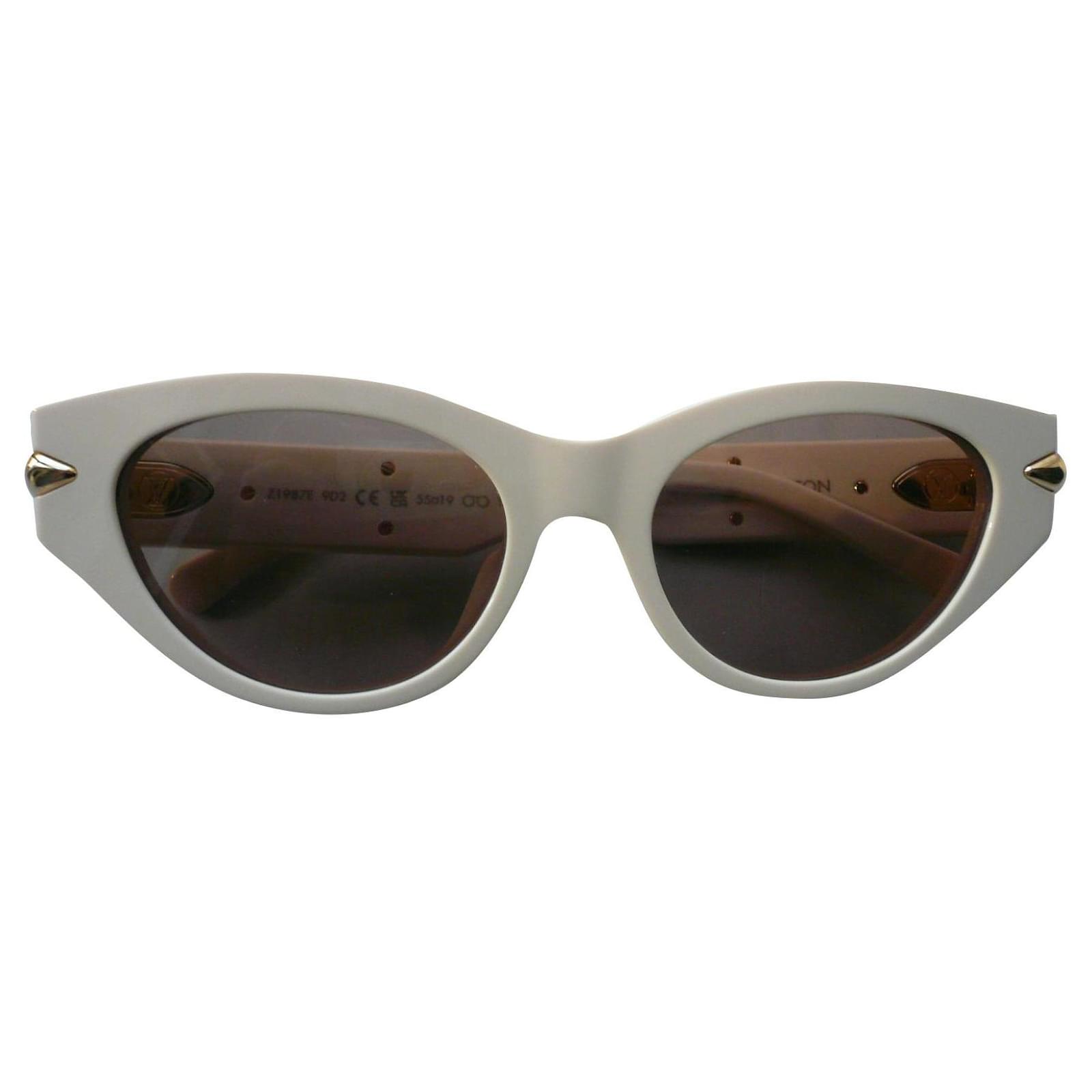 LOUIS VUITTON Cat Eye LV Sunglasses Beige Metal ref.927234 - Joli Closet