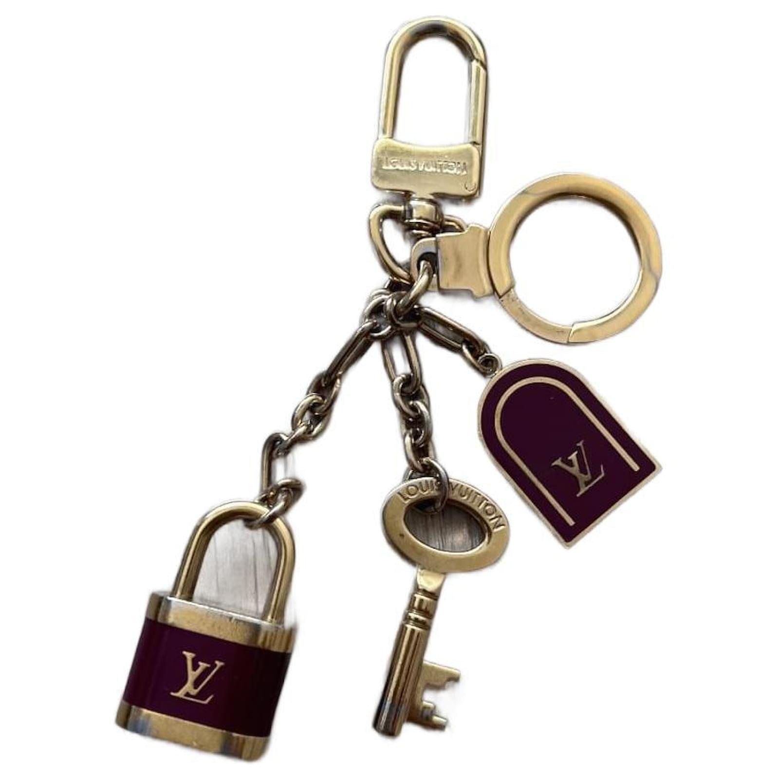 Louis Vuitton Bag charms Golden Metal ref.225256 - Joli Closet