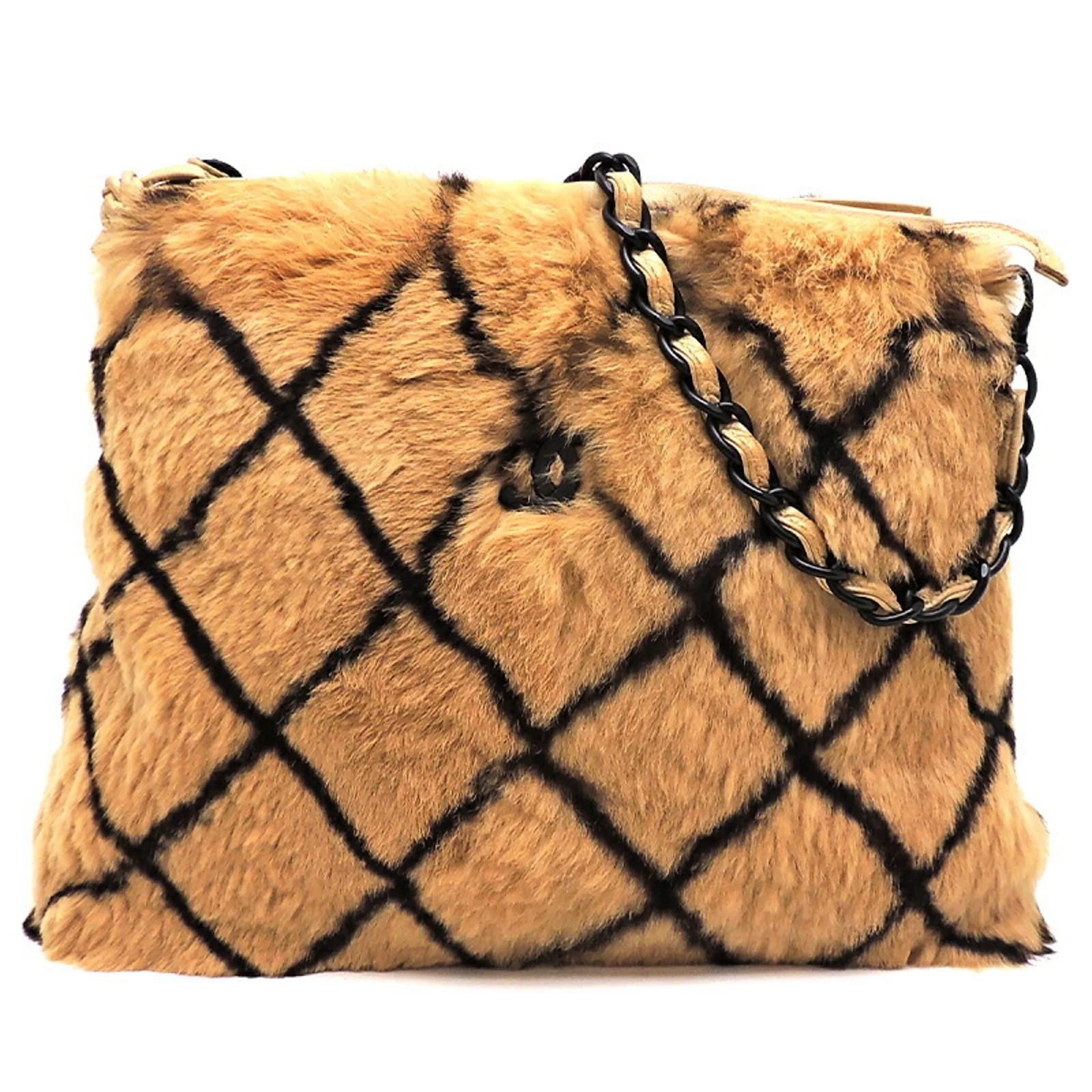 Chanel shoulder bag Beige Fur ref.932740 - Joli Closet