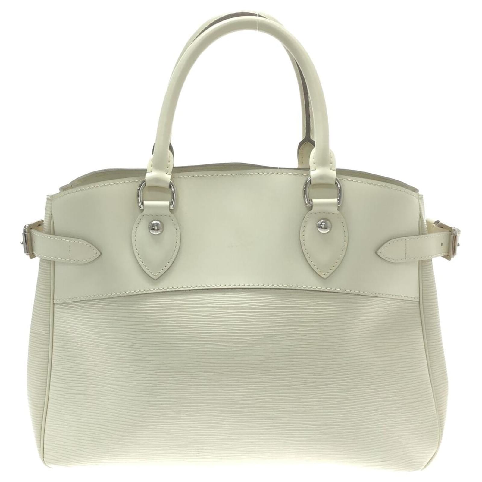 Louis Vuitton Passy White Leather ref.934949 - Joli Closet