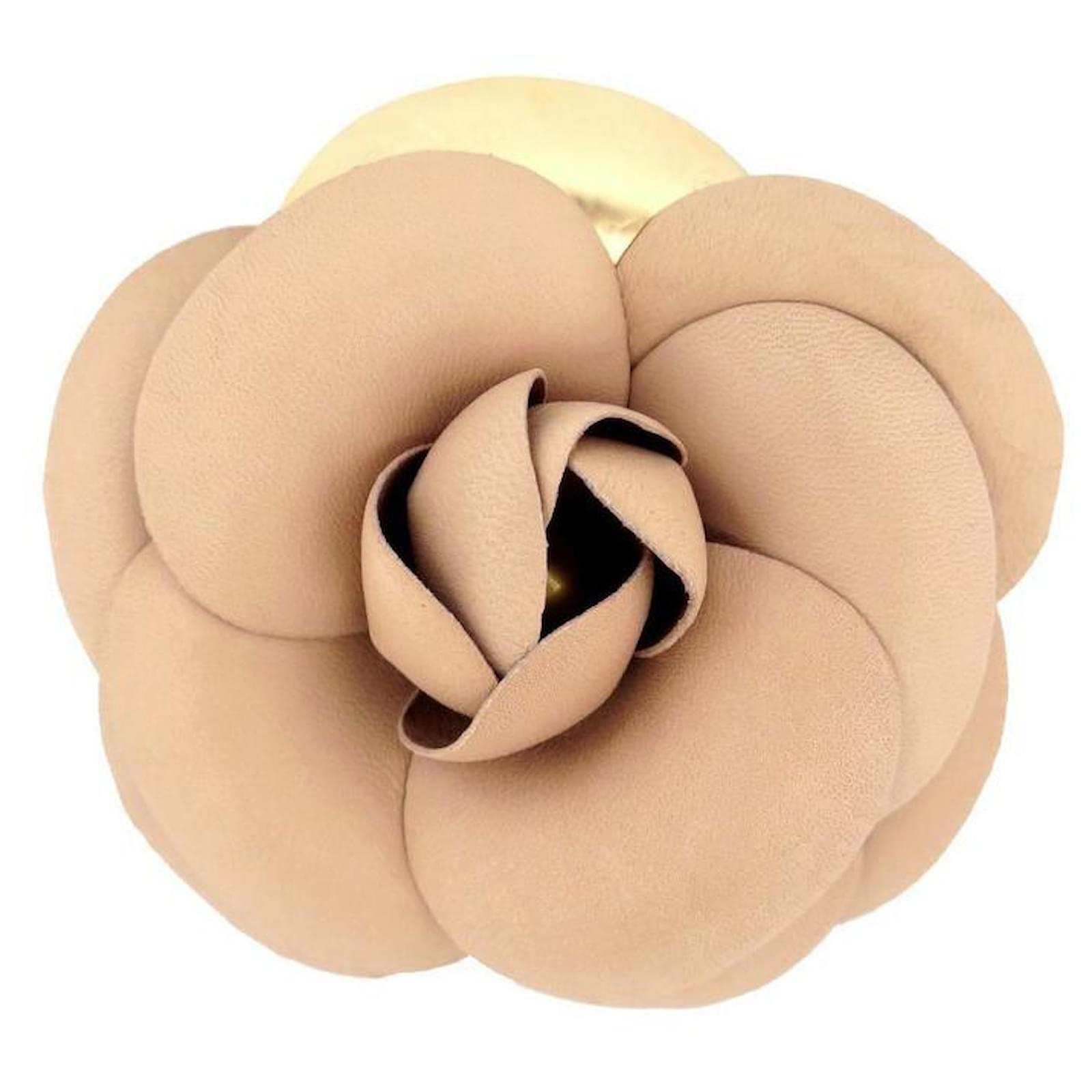 Other jewelry VINTAGE CHANEL CAMELIA BROOCH IN BEIGE LEATHER CIRCA