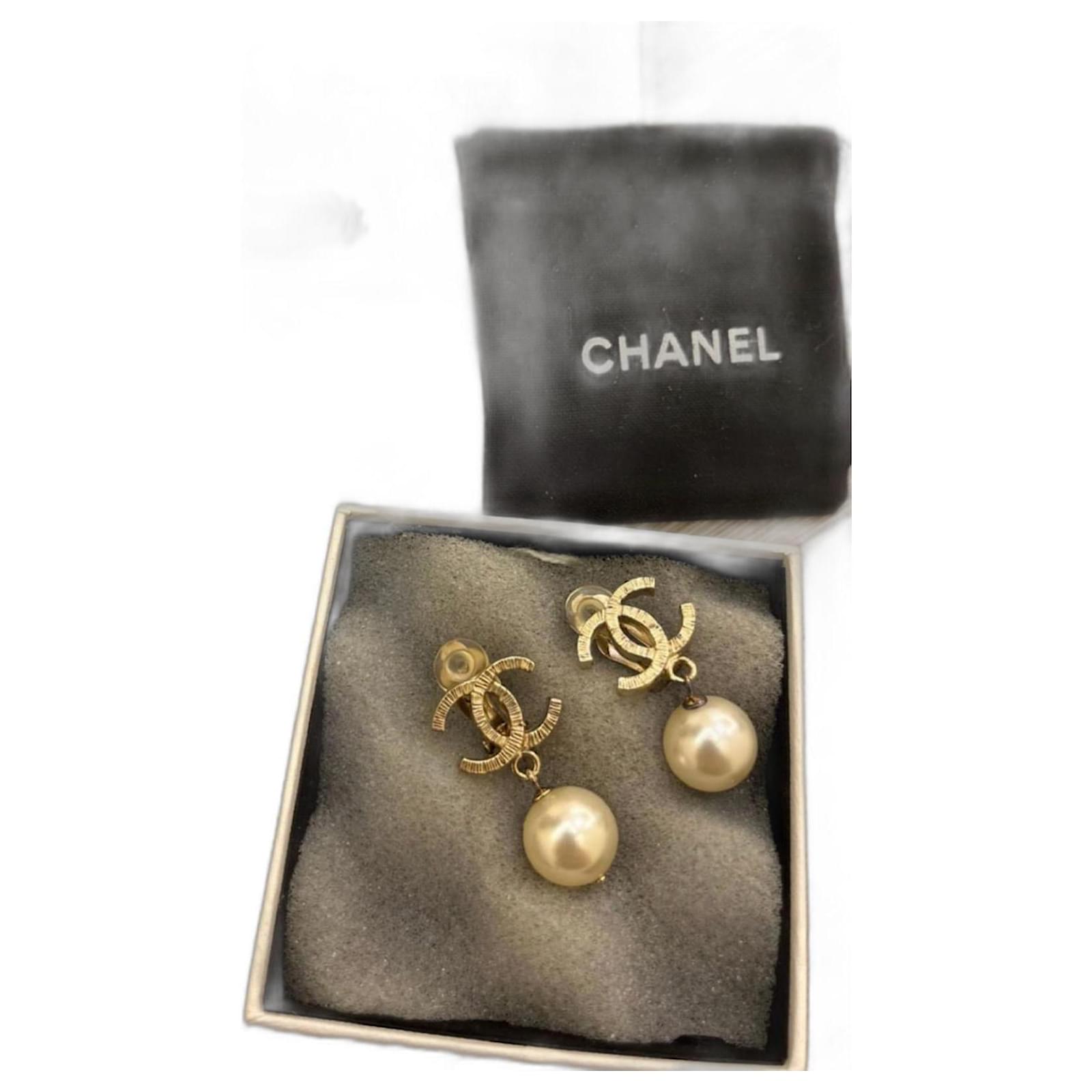 Chanel Earrings White Pearl ref.945698 - Joli Closet