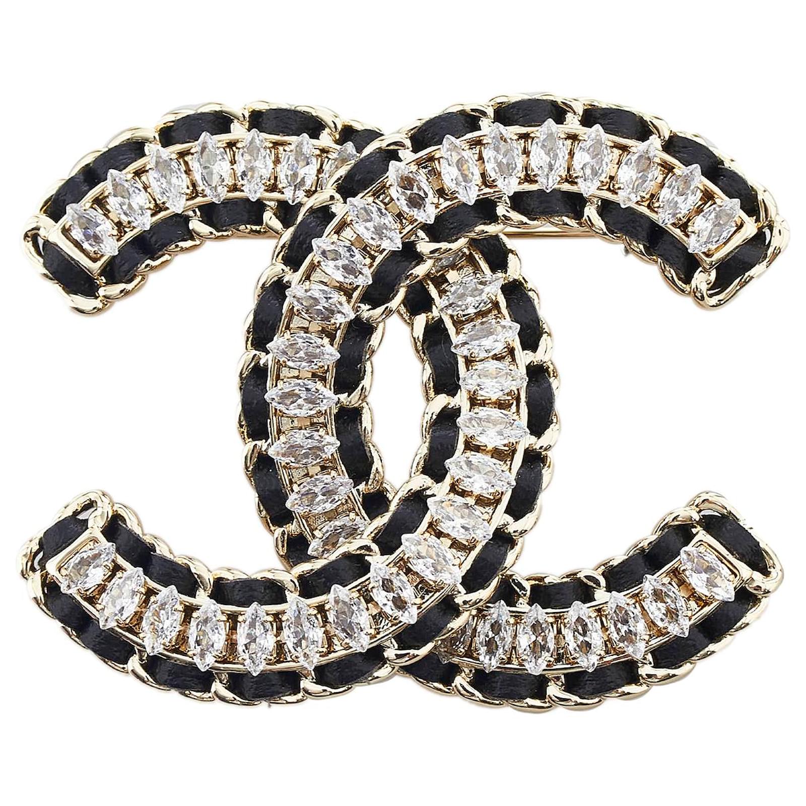 Chanel Silver CC Rhinestone Brooch Black Silvery Metal ref.947899 - Joli  Closet