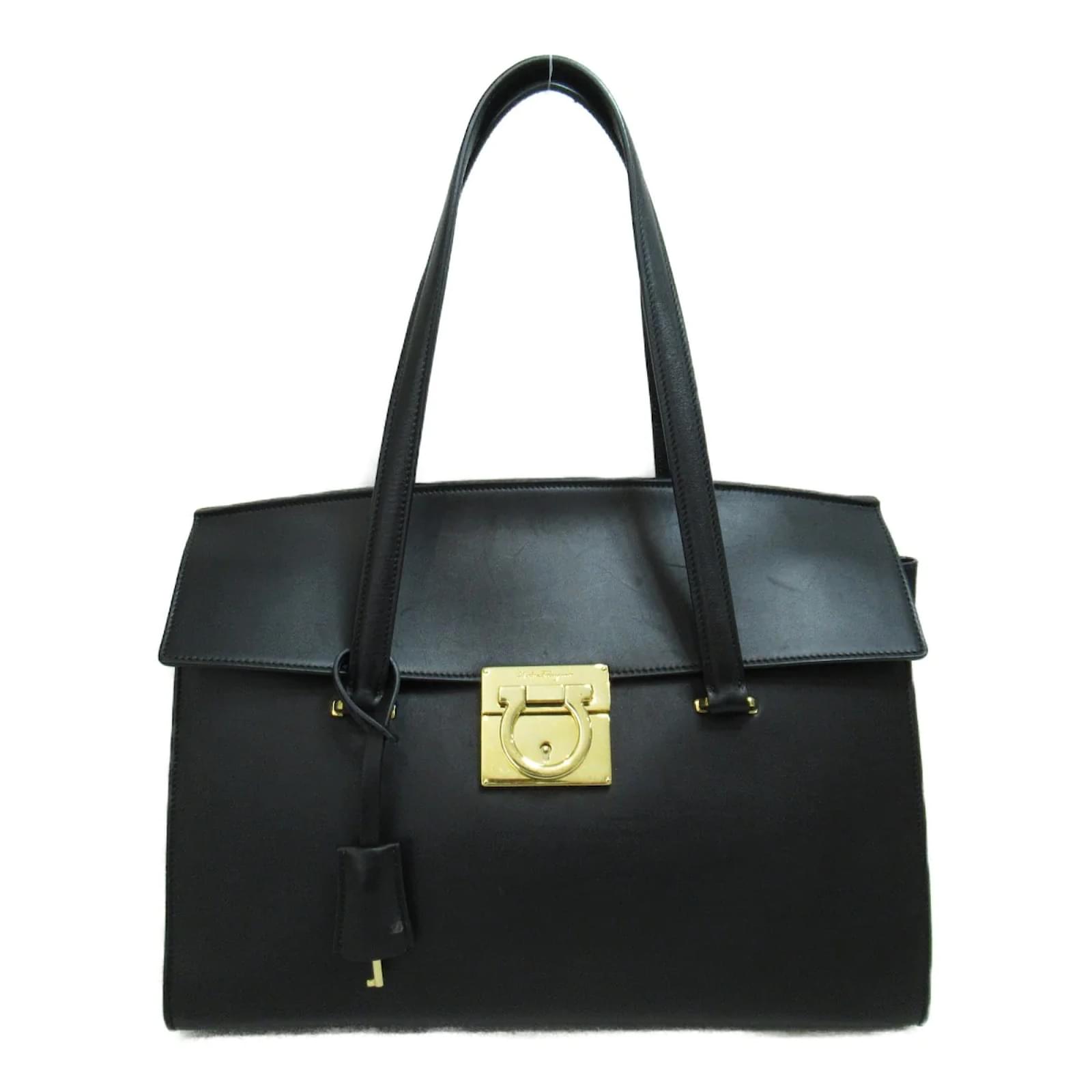 Salvatore Ferragamo Gancini Leather Shoulder Bag DY-21 F818 Salvatore Ferragamo Gancini Leather Shoulder Bag DY-21 F818