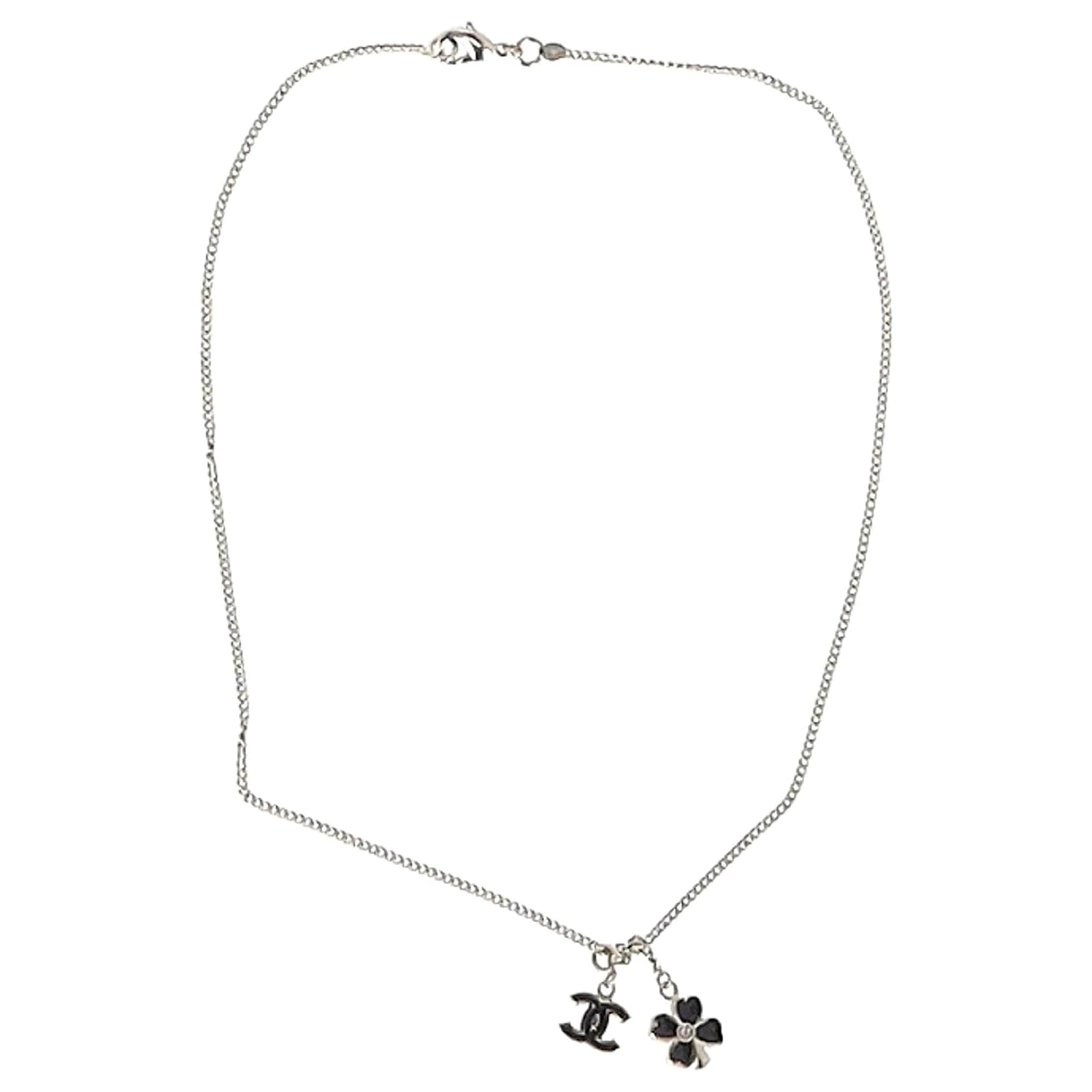 Necklaces Chanel Chanel 2007 CC Clover Charm Necklace in Gold Metal Size Unique Inter