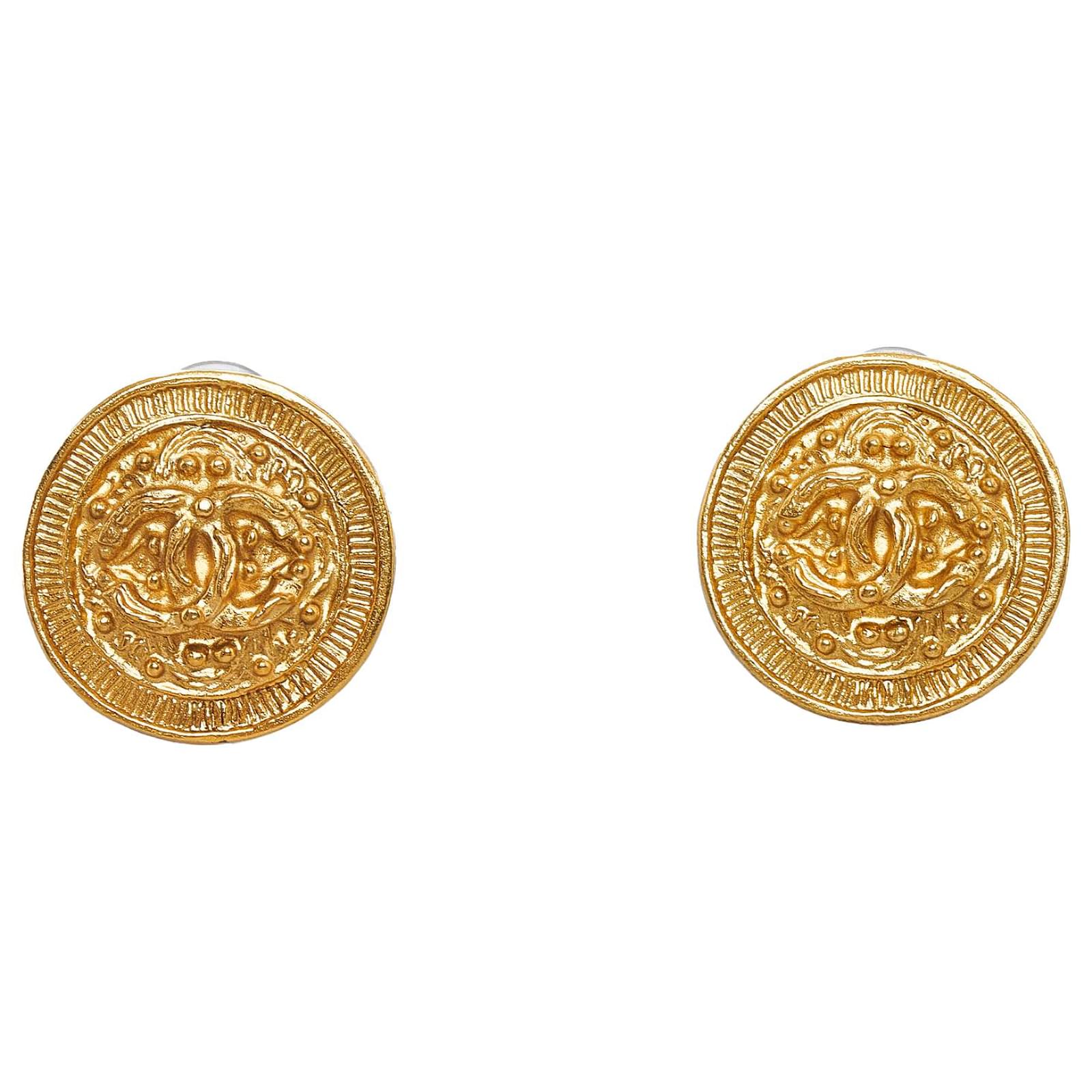 Chanel Gold CC Clip-On Earrings Golden Metal Gold-plated ref.955548 - Joli  Closet
