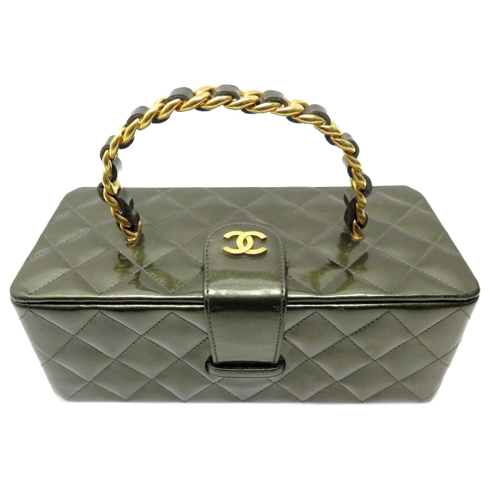 VINTAGE CHANEL VANITY TOILETRY BAG IN PATENT QUILTED LEATHER CASE BAG Khaki  Patent leather ref.956779 - Joli Closet