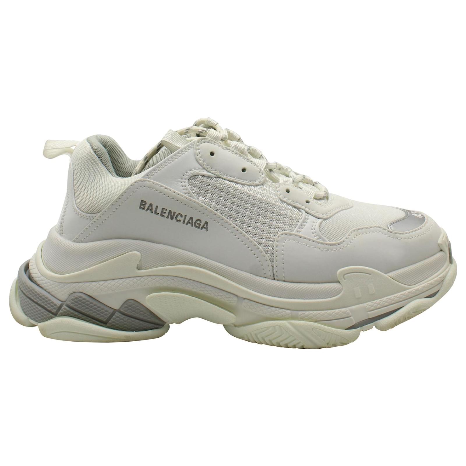 Balenciaga Baskets Basses Triple S en Cuir Synthetique et Mesh Blanc Simili cuir ref.957782 Joli Closet