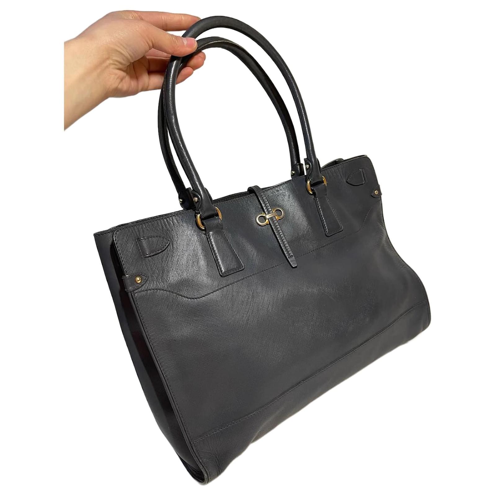 Salvatore Ferragamo leather Gancini Handbag DY-21 F818 black