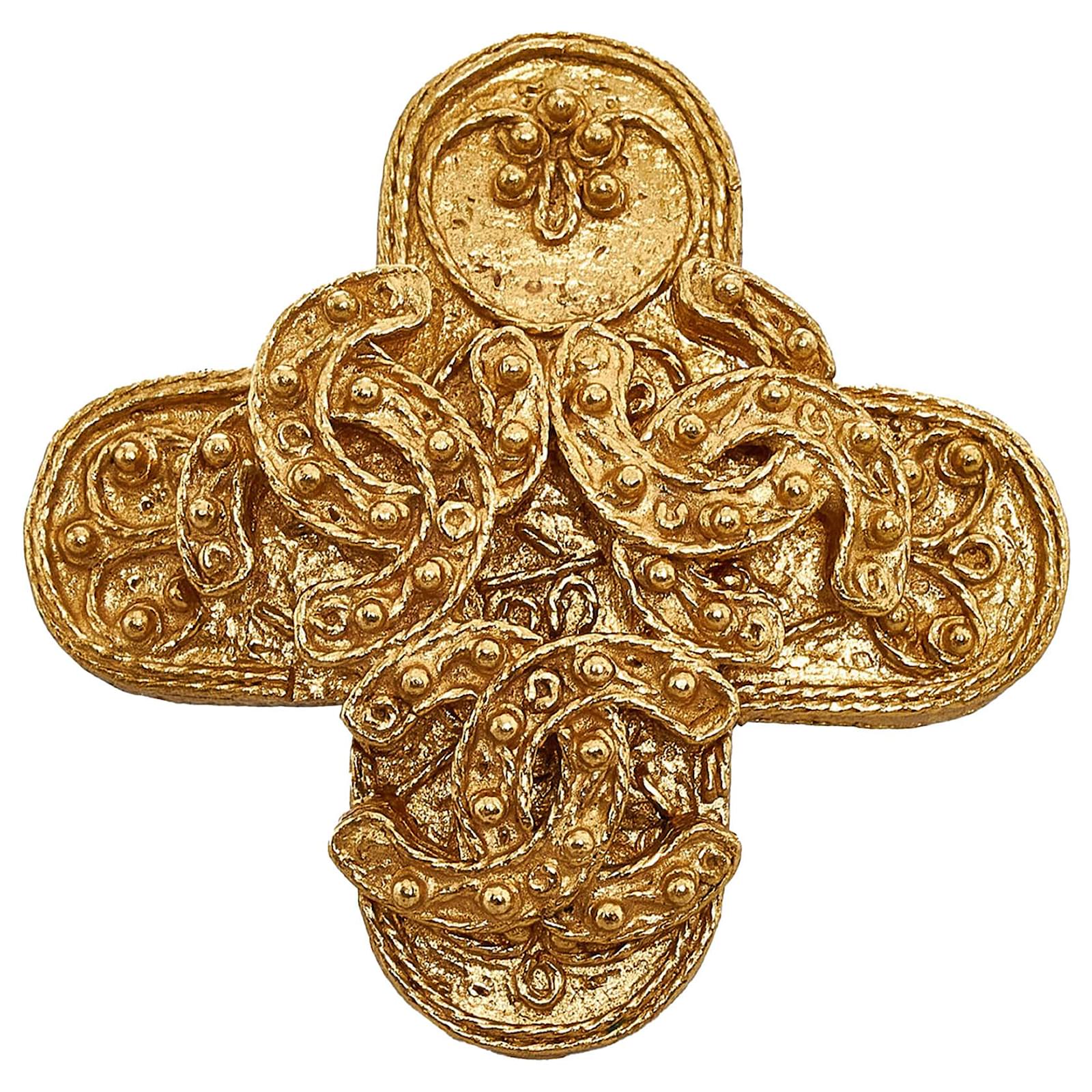 Chanel Gold Triple CC Brooch Golden Metal Gold-plated ref.958961
