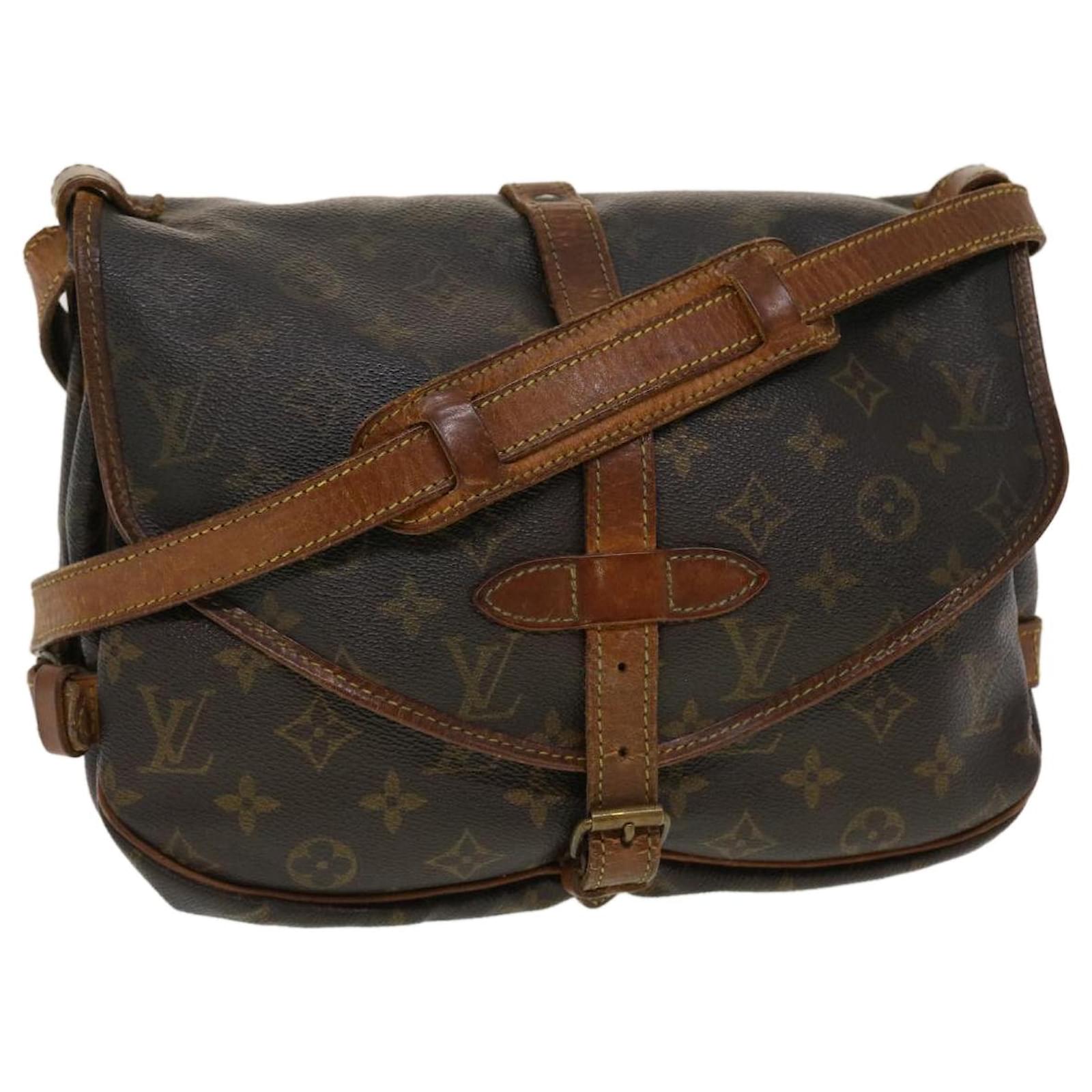 LOUIS VUITTON Saumur 30 Crossbody Bag (AR0971)