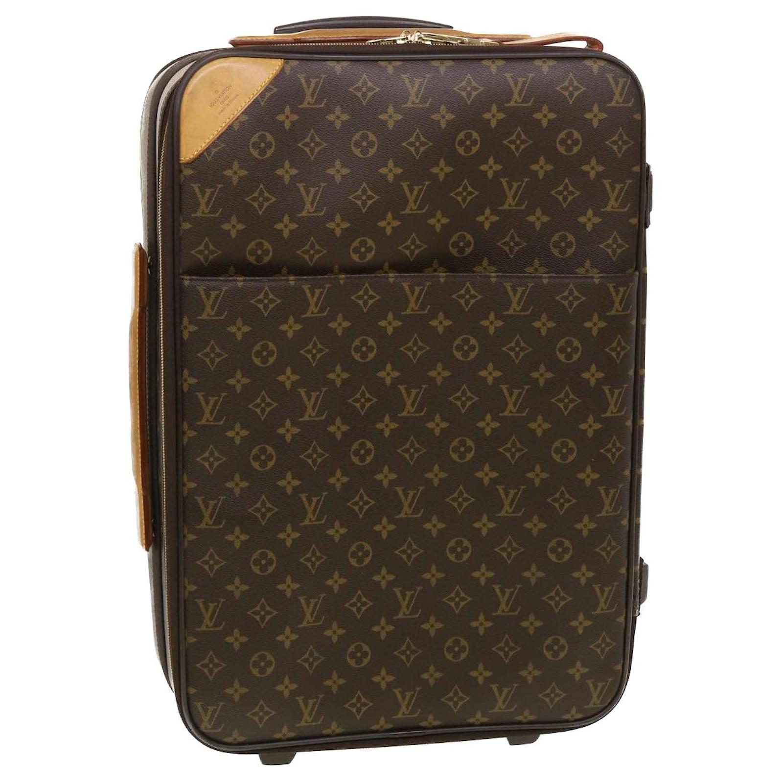 Valise monogrammée de la marque Louis Vuitton